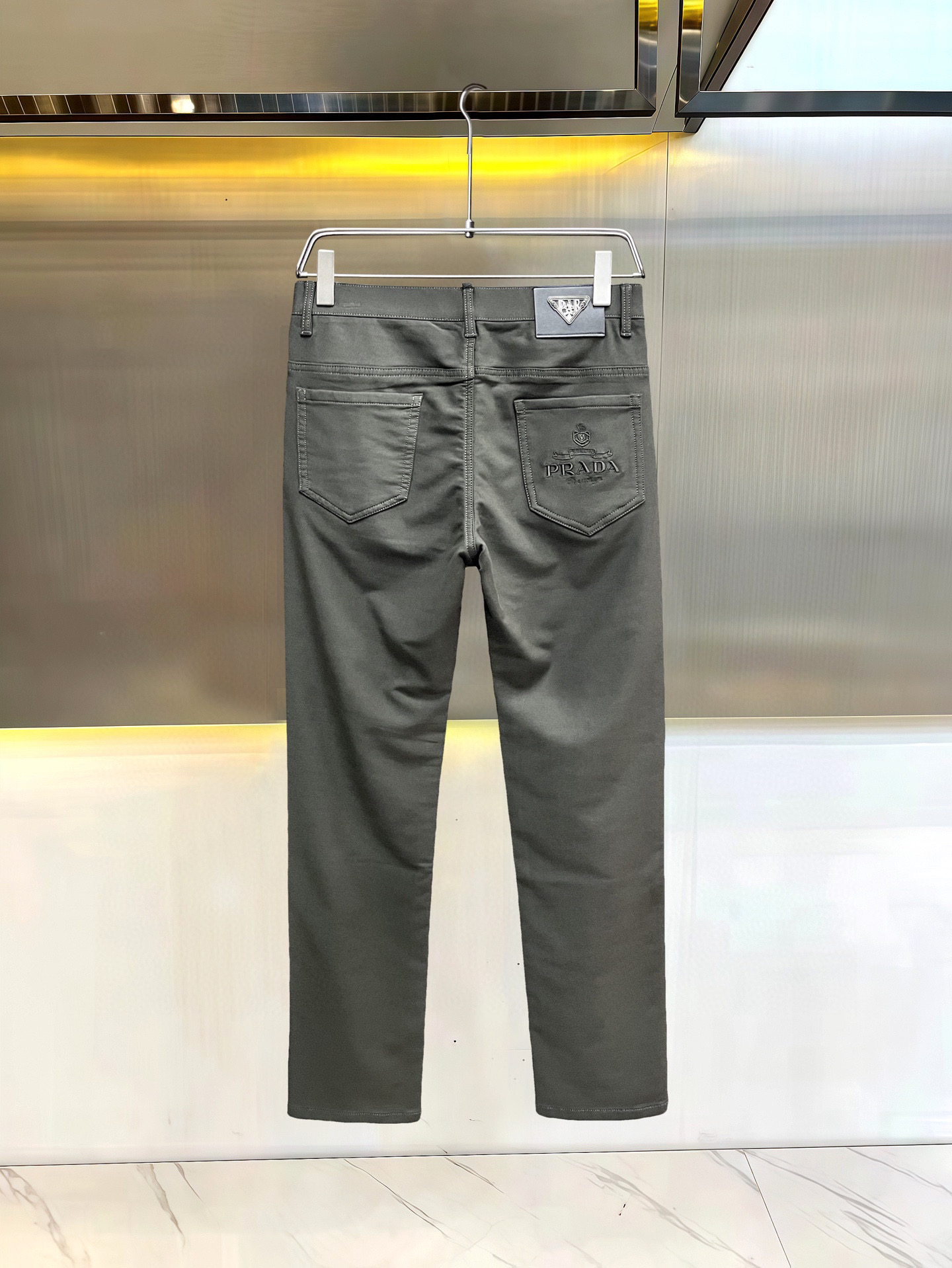 NO:544912,[Prada] Simple and fashionable autumn and winter jeans are very comfortable to wear, low-key and luxurious, very classy when worn, and there is no need to say much about the style and cutting of the pants. The upper body is exquisite and vivid. The truly first-class quality is the real-class casual pants, which are made of Turkish cotton, produce the most famous tannin cloth. The quality is excellent, and the pants are soft after heavy washing!  Straight-footed style, not picky, the upper body is absolutely stylish, the waist is inlaid with silver jewelry, extremely luxurious. 29-38.,,prada,jeans,alexander wang19860909【 普拉达】简约时尚 秋冬牛仔裤身穿着非常舒适 低调不失奢华 穿出去非常有档次,裤型款式和裁剪亦无需多言 上身精致跃然.真正一等一顶级质料 真正殿堂级的休闲裤,选用土耳其的棉花 生产出最有名的单宁布 品质卓然,经过重水洗使得裤子很柔软！直脚的版型 不挑人 上身绝对的有型 裤腰镶嵌银饰达人设计 极度奢华.29-38.,,prada,jeans,alexander wang,Men's clothing