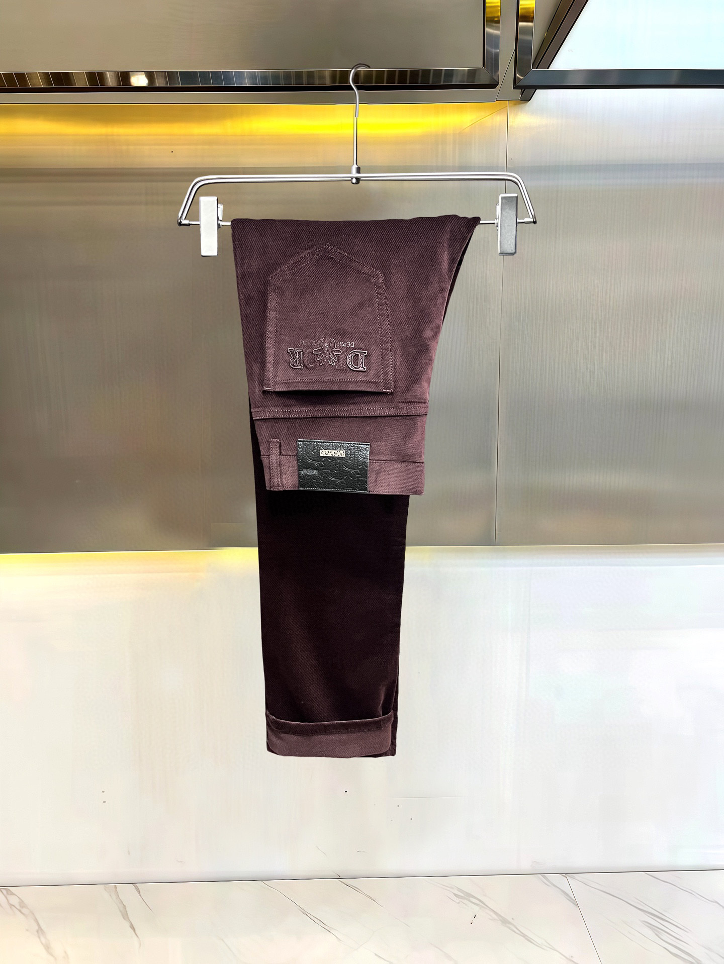 NO:544920,【Dio】Simple and fashionable autumn and winter jeans are very comfortable to wear, low-key and luxurious, very classy when worn, and there is no need to say much about the style and cutting of the pants. The upper body is exquisite and vivid. The truly first-class quality is the real-class casual pants, which are made of Turkish cotton, produce the most famous tannin cloth. The quality is excellent, and the pants are soft after heavy washing!  Straight-footed style, not picky, the upper body is absolutely stylish, the waist is inlaid with silver jewelry, extremely luxurious. 29-38.,,dior,jeans,alexander wang19860909【 迪奥】简约时尚 秋冬牛仔裤身穿着非常舒适 低调不失奢华 穿出去非常有档次,裤型款式和裁剪亦无需多言 上身精致跃然.真正一等一顶级质料 真正殿堂级的休闲裤,选用土耳其的棉花 生产出最有名的单宁布 品质卓然,经过重水洗使得裤子很柔软！直脚的版型 不挑人 上身绝对的有型 裤腰镶嵌银饰达人设计 极度奢华.29-38.,,dior,jeans,alexander wang,Men's clothing