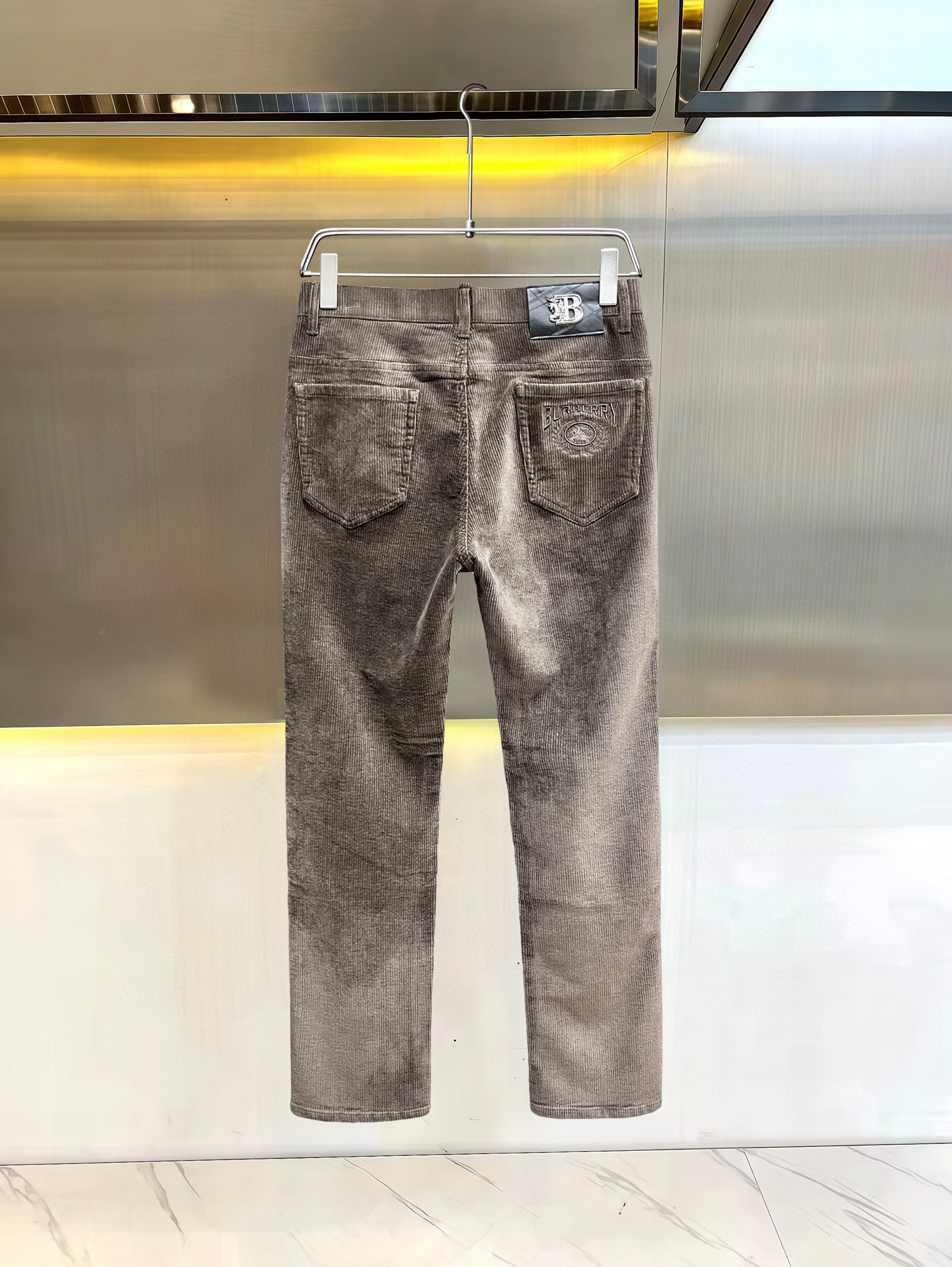 NO:544928,[Burberry] Simple and fashionable autumn and winter jeans are very comfortable to wear, low-key and luxurious, very classy when worn, and there is no need to say much about the style and cutting of the pants. The upper body is exquisite and vivid. The truly first-class quality is the real-class casual pants, which are made of Turkish cotton, produce the most famous tannin cloth. The quality is excellent, and the pants are soft after heavy washing!  Straight-footed style, not picky, the upper body is absolutely stylish, the waist is inlaid with silver jewelry, extremely luxurious. 29-38., burberry, jeans, alexander wang19860909【 巴宝莉】简约时尚 秋冬牛仔裤身穿着非常舒适 低调不失奢华 穿出去非常有档次,裤型款式和裁剪亦无需多言 上身精致跃然.真正一等一顶级质料 真正殿堂级的休闲裤,选用土耳其的棉花 生产出最有名的单宁布 品质卓然,经过重水洗使得裤子很柔软！直脚的版型 不挑人 上身绝对的有型 裤腰镶嵌银饰达人设计 极度奢华.29-38.,,burberry,jeans,alexander wang,Men's clothing