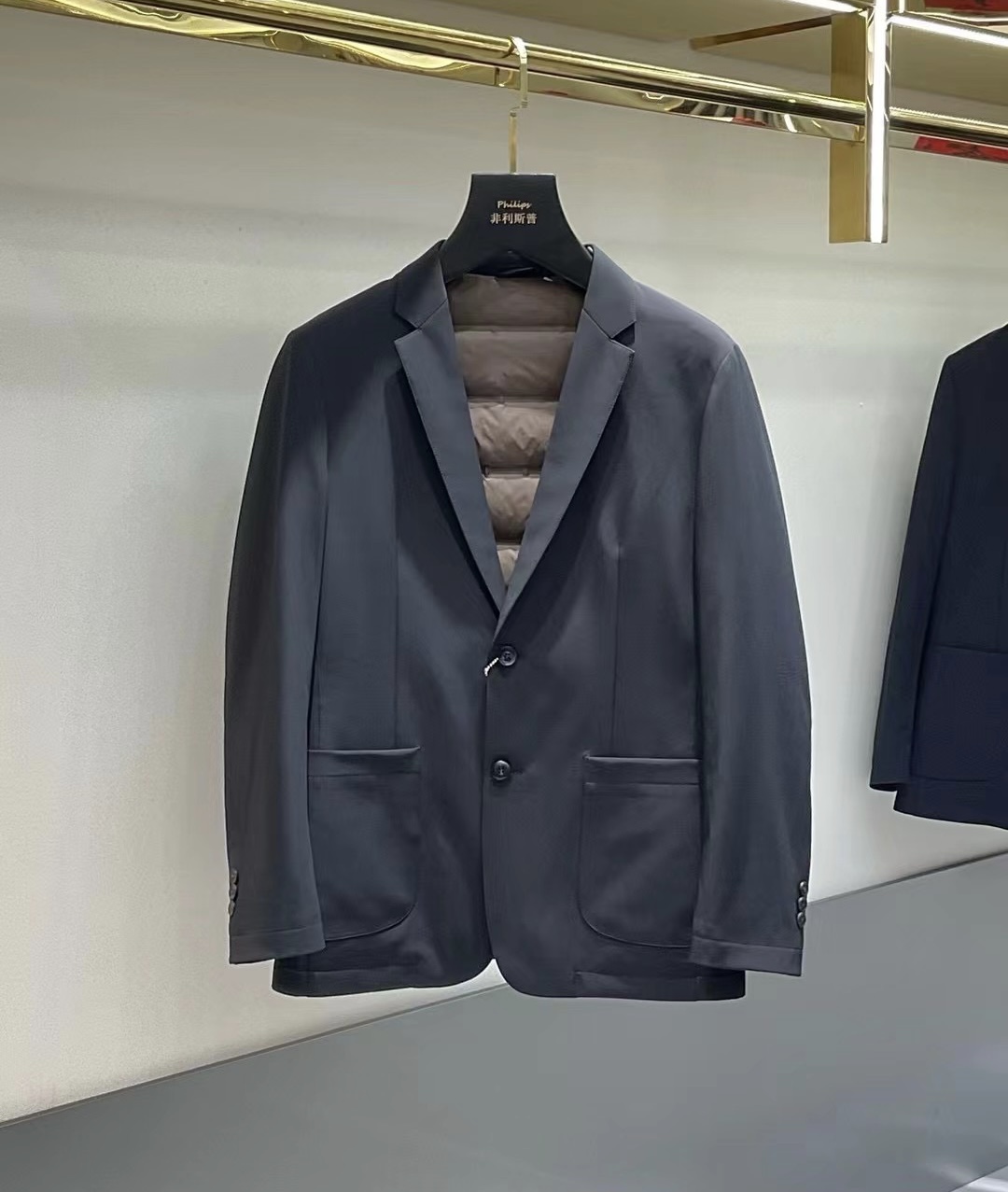 NO:595796,[Armani] Autumn and winter simple. Suit, goose down, down jacket, 90 white goose down aristocratic high-level request order, high standard customization. The upper body is very stylish, classic and versatile. Customer-supplied hardware. Each piece has a unique logo. It can be matched with any fashion in winter. A real top order. The version is also very good. Slim version. Highly recommended. 175. Wear L at 140 pounds. The maximum wear is about 190 pounds. It is recommended to report your height and weight.  .M-3XL.,,armani,down jacket,alexander wang19860909【 阿玛尼】秋冬简约.西服 鹅绒 羽绒服 90白鹅绒贵族高级别要求订单 高标准定制　上身非常有型 经典百搭 客供五金 每颗都有独特logo 冬季任何时装都可以搭配　真正的顶级订单 版型上也是非常的好 修身版型 强烈推荐.175 140斤穿L 最大穿190斤左右 .建 议报身高体重配码 .M-3XL.,,armani,down jacket,alexander wang,Men's clothing