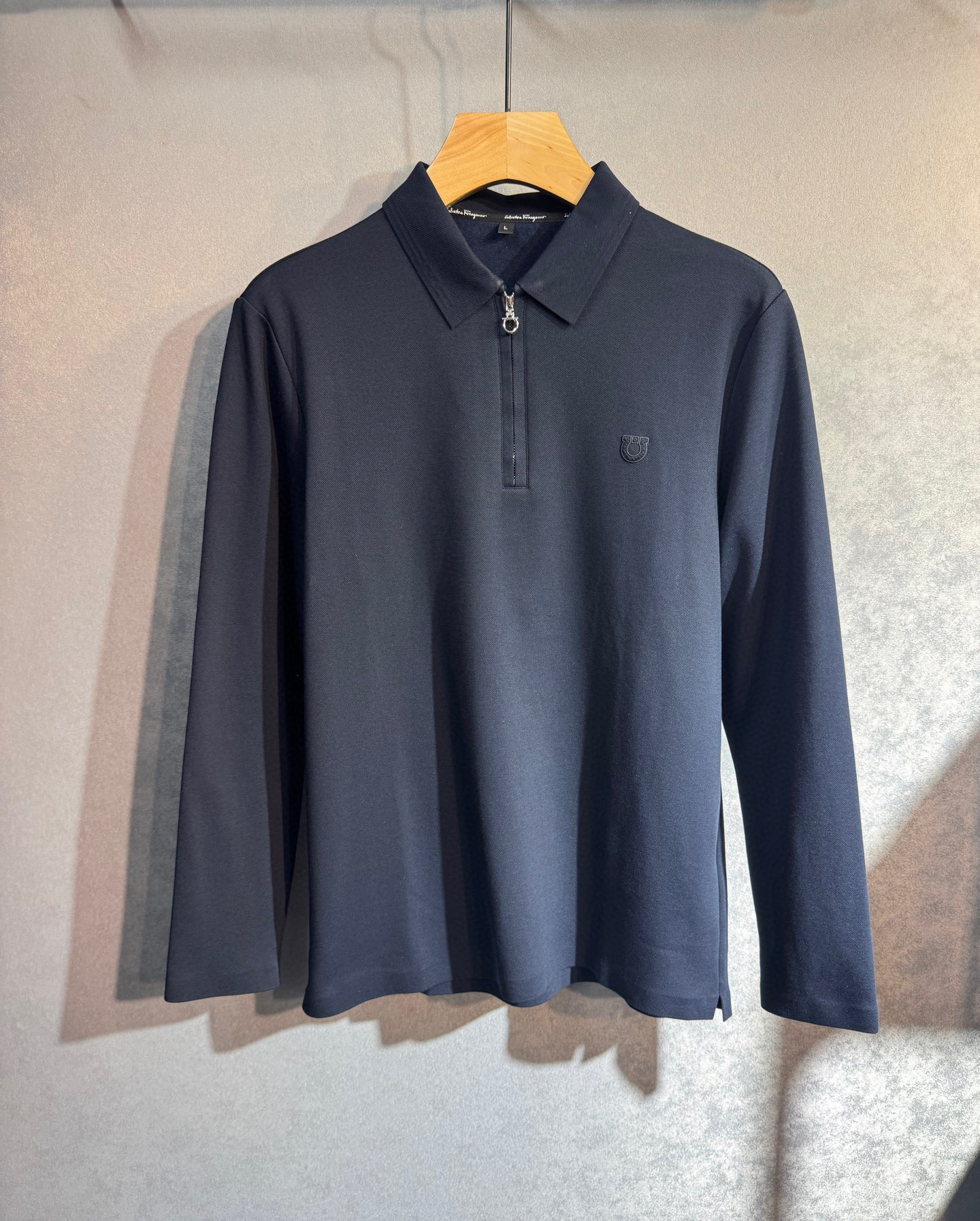 NO:595786,.[ Ferragamo] Stylish and simple early autumn bottoming shirt. It is famous for its simple and delicate design and high-quality details. It is cut perfectly and is marked with the latest British hanging point thread technology on the back. It is even more perfect. The materials are meticulous and suitable for any occasion. It feels excellent, comfortable and breathable! It is the choice of men who pay attention to practicality and quality. The quality of the original order is synchronized with the official website [strong]. New models are on the market. Sold immediately. There is a large stock [handshake] 174 140 pounds. Wear L Maximum wear is 200 pounds.M-4XL.,,ferragamo,alexander wang19860909.【 菲拉格慕】 时尚简约 早秋打底衫 简洁细腻的设计和高质细节而闻名,裁剪完美,后标最新英国吊点线技术,更加完美,用料一丝不苟,适合任何场合, 手感极佳 舒服又透气! 是注重实用和品质的男士的选择.原單品質 官網同步[强].新款上市 即转即卖 有大货[握手] 174 140斤 穿L 最大穿200斤.M-4XL.,,ferragamo,alexander wang,Men's clothing