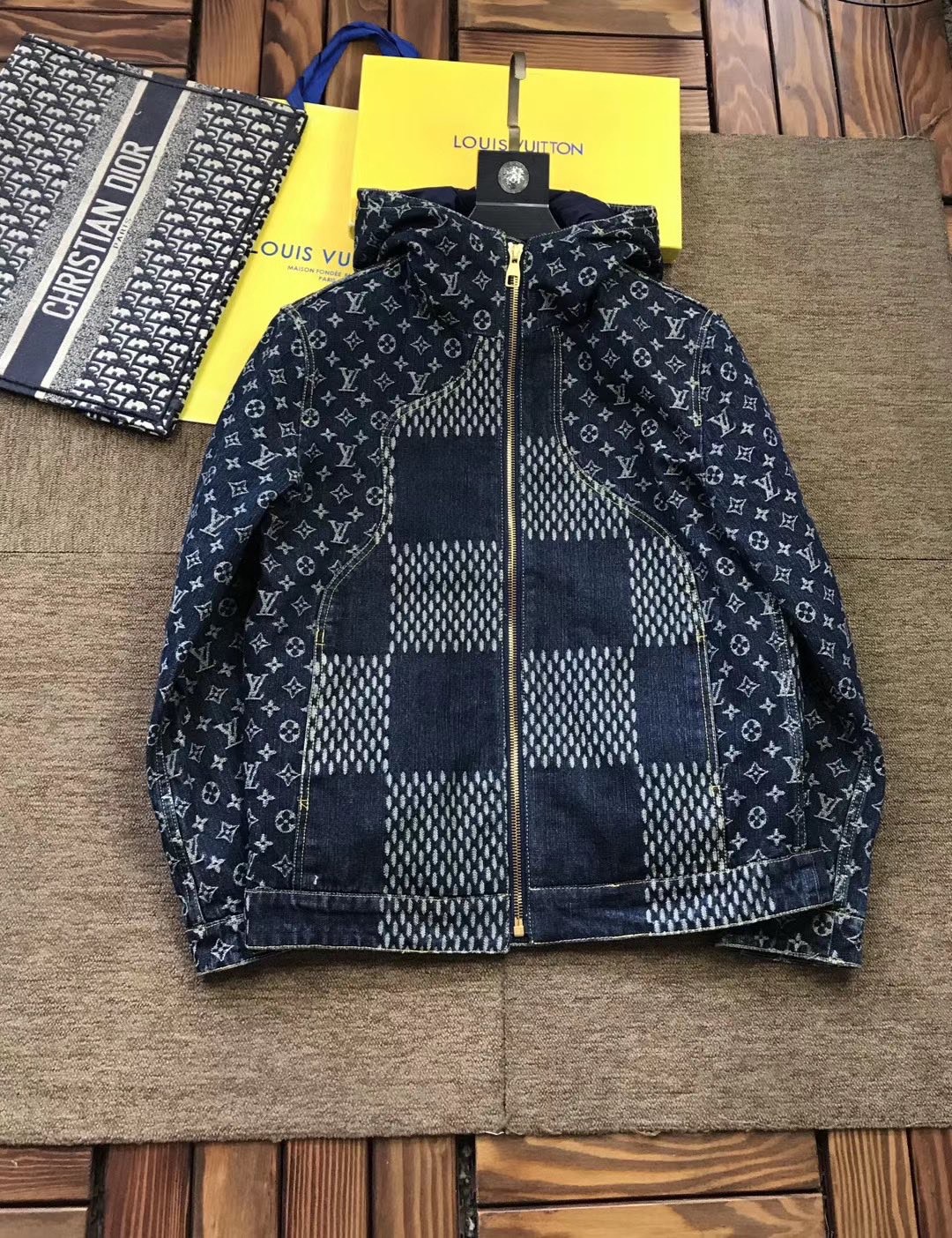 NO:599742,[LV] Winter simple denim jacket, down jacket, 90 white duck down aristocratic high-level request order, high standard customization, the upper body is very stylish, classic and versatile, customer-supplied hardware. Each piece has a unique logo. It can be matched with any fashion in winter. A real top order. The pattern is also very good. Slim version. Highly recommended. 175. Wear L at 140 pounds. The maximum wear is about 190 pounds. It is recommended to report the height and weight.  .M-3XL.,,louis vuitton,jackets & coats,down jacket,alexander wang19860909【 LV】冬季简约 牛仔外套 羽绒服 90白鸭绒贵族高级别要求订单 高标准定制　上身非常有型 经典百搭 客供五金 每颗都有独特logo 冬季任何时装都可以搭配　真正的顶级订单 版型上也是非常的好 修身版型 强烈推荐.175 140斤穿L 最大穿190斤左右 .建 议报身高体重配码 .M-3XL.,,louis vuitton,jackets & coats,down jacket,alexander wang,Men's clothing