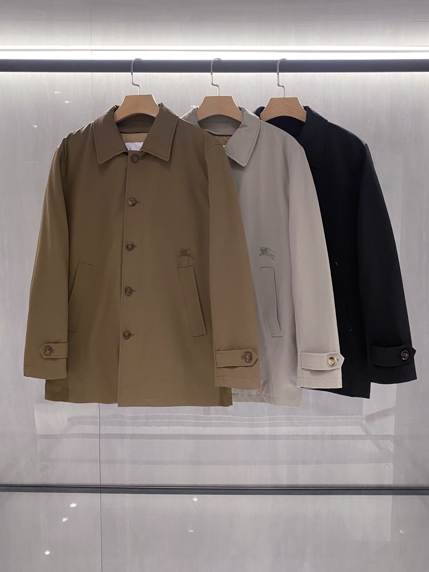 NO:711825,[Burberry] Autumn and winter simple. Mid-length down jacket. 90 white duck down aristocratic high-level request order. High standard customization. The upper body is very stylish. Classic and versatile. Customer-supplied hardware. Each one has a unique logo. It can be matched with any fashion in winter. A real top order. The pattern is also very good. Slim version. Highly recommended. 175. Wear L at 140 pounds. The maximum wear is about 190 pounds. It is recommended to report your height and weight.  .M-3XL.,,burberry,down jacket,19860909【 巴宝莉】秋冬简约.中长款 羽绒服 90白鸭绒贵族高级别要求订单 高标准定制　上身非常有型 经典百搭 客供五金 每颗都有独特logo 冬季任何时装都可以搭配　真正的顶级订单 版型上也是非常的好 修身版型 强烈推荐.175 140斤穿L 最大穿190斤左右 .建 议报身高体重配码 .M-3XL.,,burberry,down jacket,,Men's clothing