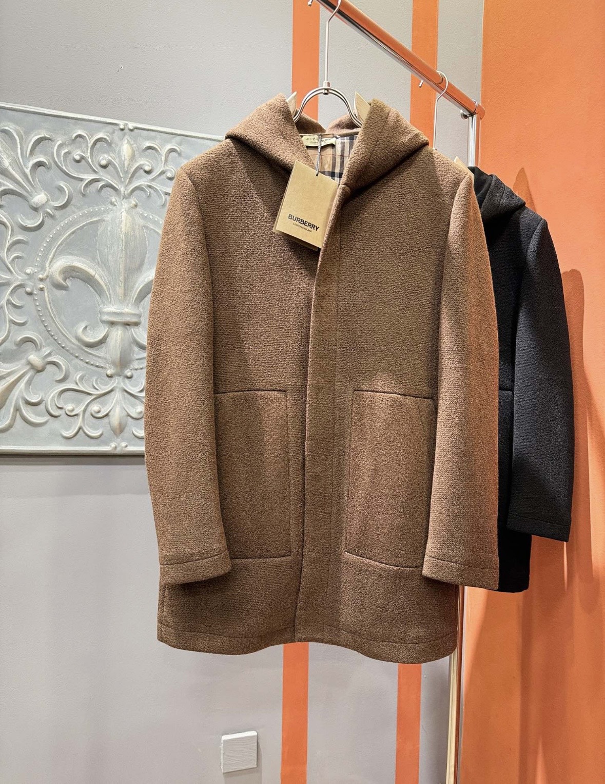 NO:595794,[Burberry] Autumn and winter are simple. Mid-length jackets, coats, windbreakers. Noble high-level orders. High-standard customization. The upper body is very stylish. Classic and versatile. Customer-supplied hardware. Each one has a unique logo. It can be matched with any fashion in winter. A real top order. The pattern is also very good. Slim version. Highly recommended. 175. Wear L at 140 pounds. The maximum wear is about 200 pounds. It is recommended to report the height and weight.  .M-4XL.,,burberry,jackets & coats,jackets & coats,alexander wang19860909【 巴宝莉】秋冬简约.中长款 夹克 外套 风衣 贵族高级别要求订单 高标准定制　上身非常有型 经典百搭 客供五金 每颗都有独特logo 冬季任何时装都可以搭配　真正的顶级订单 版型上也是非常的好 修身版型 强烈推荐.175 140斤穿L 最大穿200斤左右 .建 议报身高体重配码 .M-4XL.,,burberry,jackets & coats,jackets & coats,alexander wang,Men's clothing