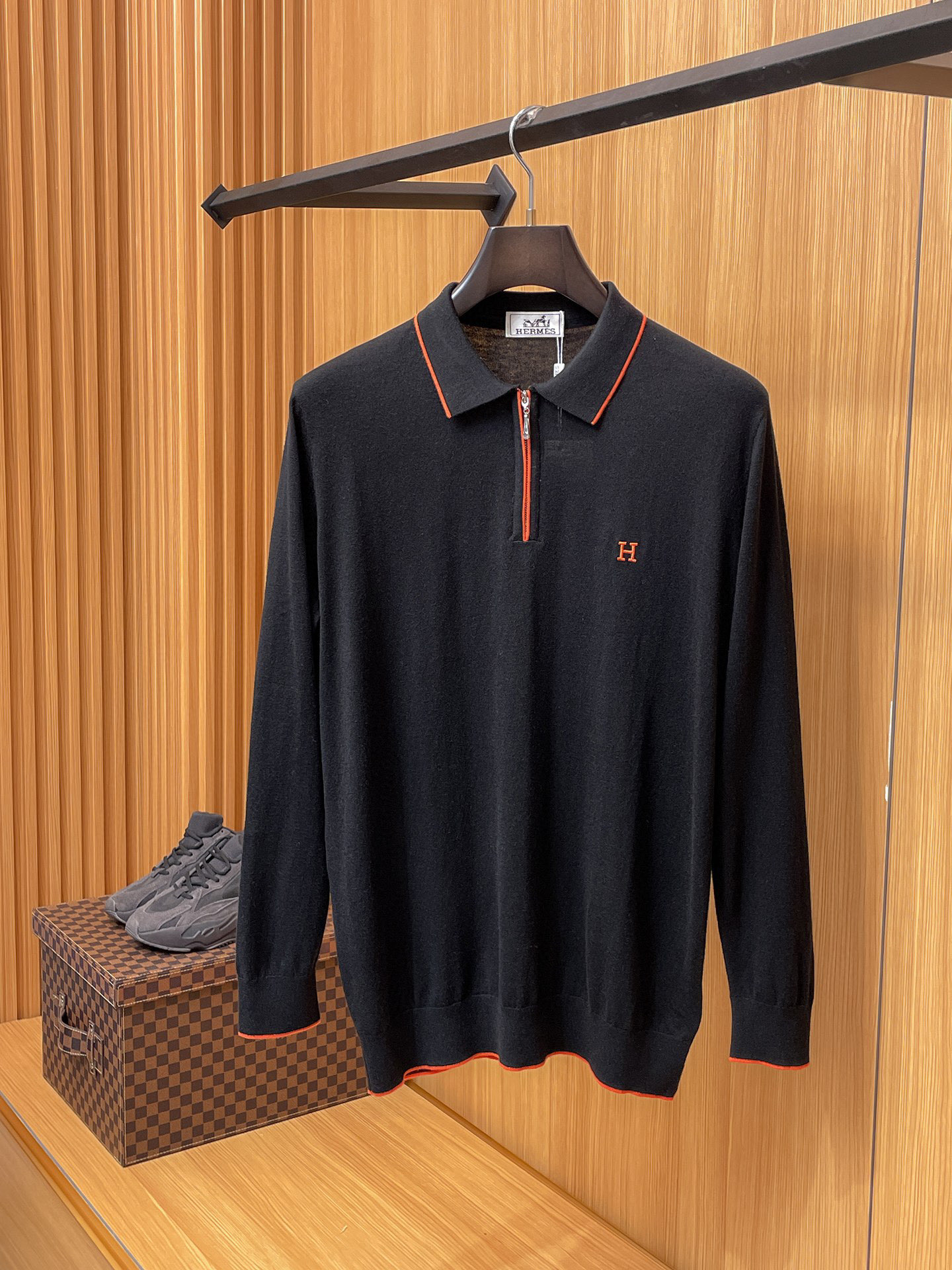 NO:711829,HERMES2025 new men's classic lapel knitted Polo sweater series is presented in imported knitted fabrics. The light and soft fabric is garment-dyed to create an elegant texture. The original custom-made imported yarn is dyed. Customized ribbed collar. Contrast rib design at the base. The classic style softens the inherent sportiness of the clothes. The versatile style makes it very suitable for single wear. All accessories are provided by customers. Made by customer-supplied yarn, thickness and regular warmth.  It is skin-friendly and delicate, does not make you sweaty, and is super comfortable. The solid color design makes the overall look stylish and stylish, suitable for both leisure and business!  Size M-3xL,,hermes,sweaters,19860909HERMES2025新款男士经典翻领针织Polo毛衣系列  进口针织面料呈现.轻盈柔软的面料经过成衣染色,营造出优雅纹理,原版定制进口纱线色染 定制罗纹领口 起脚设计撞色罗纹 经典让衣服与生俱有的运动气息得以柔和.百搭风范令其非常适合单穿,所有辅料全部客供.客供纱制作,厚度和常规保暖 亲肤细腻不闷汗,超级舒服.纯色设计款,整体就是大气时尚,休闲商务都即可！ 码数M-3xL,,hermes,sweaters,,Men's clothing