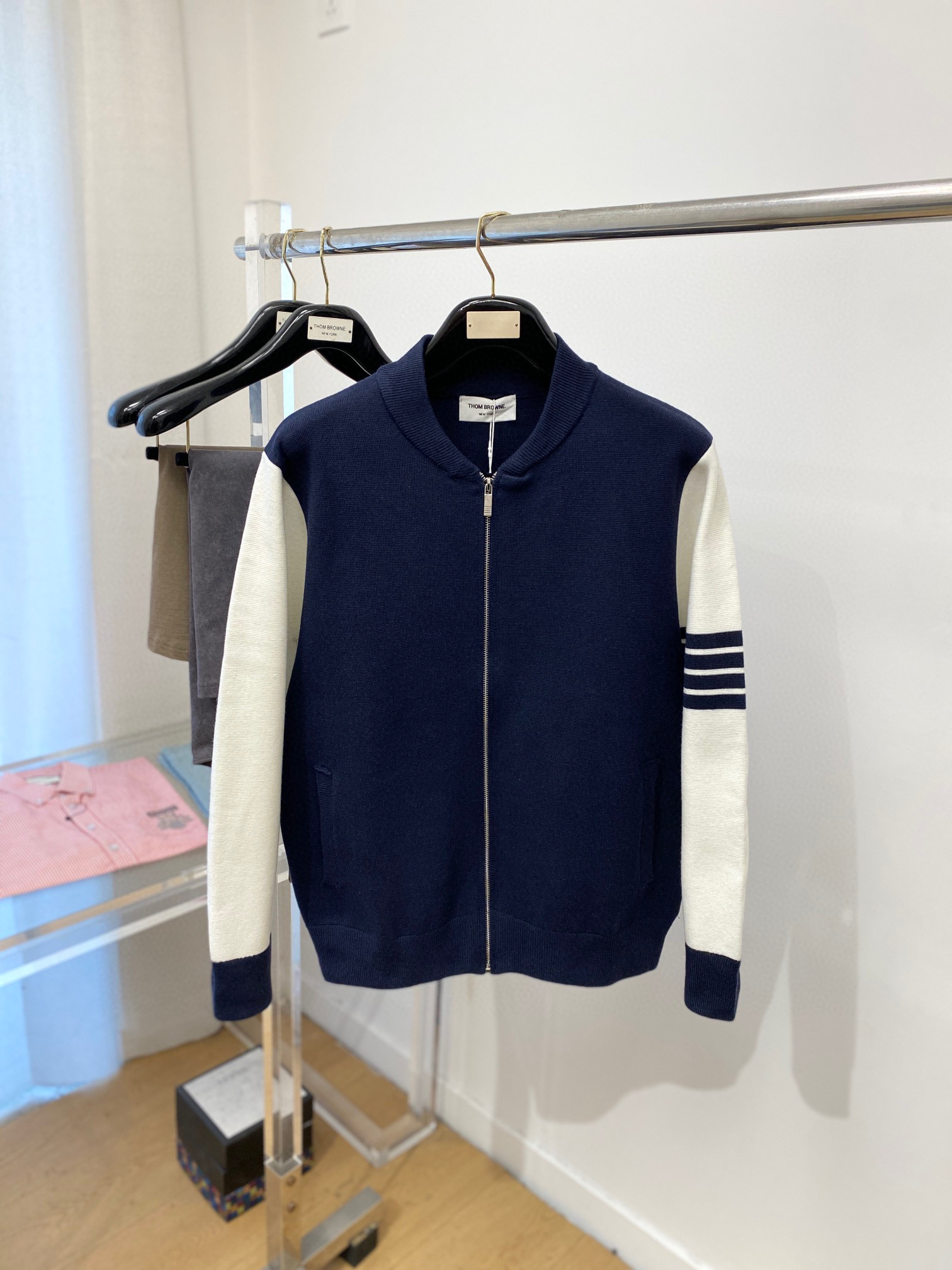 NO:711827,TB, 2025 new wool sweater jacket has a delicate and soft feel, which can be directly contacted with the skin, allowing the warm yarn to change into a delicate texture. The top-notch craftsmanship is very distinctive and colorful, and the style is simple, elegant and exquisite. The three-dimensional tailoring design makes the entire sweater upper body full of youthful vitality and vitality. It is recommended to be a must-have for autumn and winter. Sizes M-3XL,, jackets & coats, sweaters,19860909TB、2025新品羊毛衣外套 具有手感细腻柔软,可直接与肌肤接触,让暖心的纱线变化出细腻的质感,顶级工艺极具特色出彩,款式简约大方精美 立体剪裁的版型设计,让整款毛衣上身尽显青春活力和朝气,推荐款秋冬季穿搭必备.尺码M-3XL,,jackets & coats,sweaters,,Men's clothing