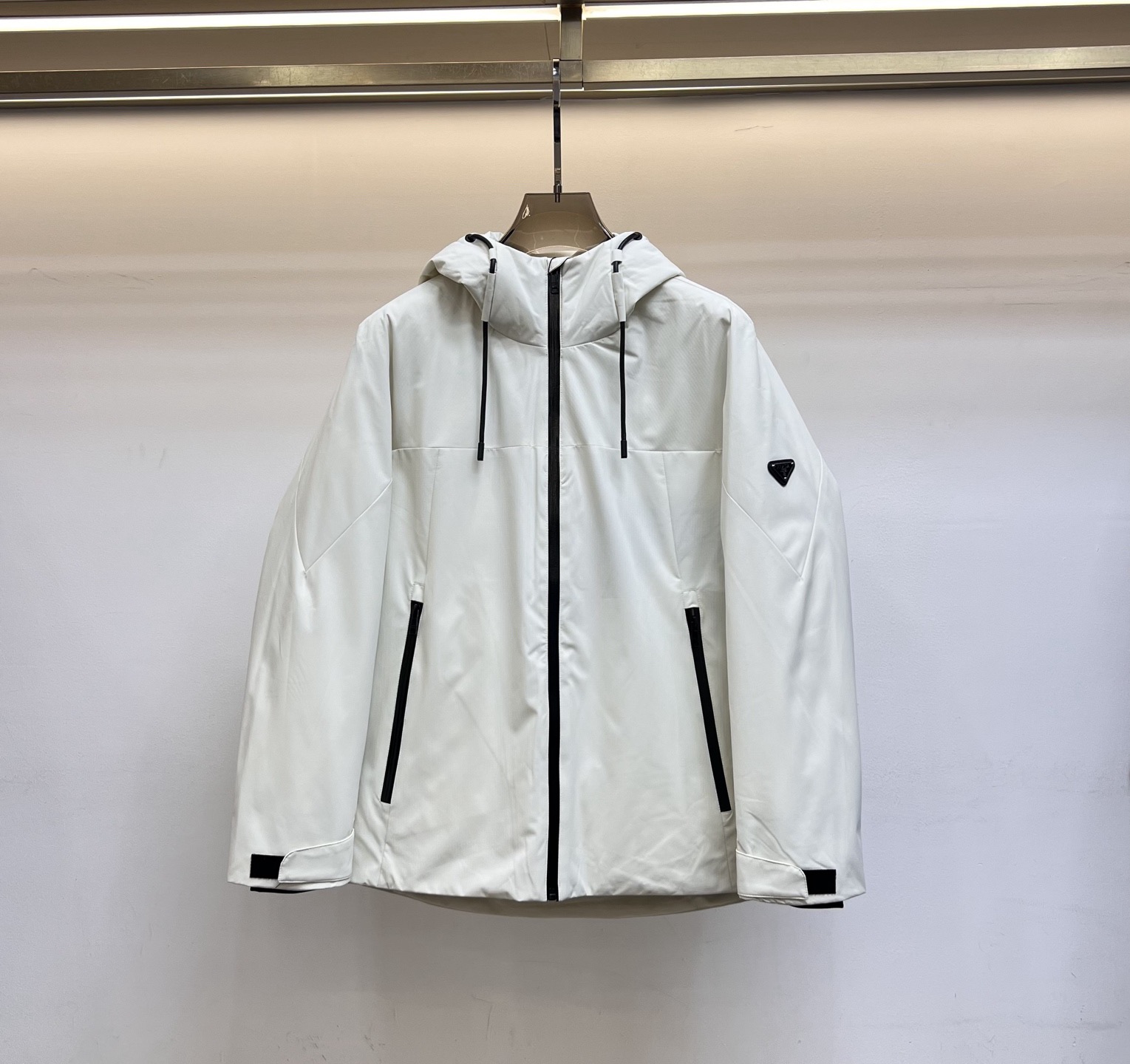 NO:711833,[Prada] Autumn and winter simple. Down jacket 90 white duck down aristocratic high-level request order, high standard customization. The upper body is very stylish, classic and versatile. Customer-supplied hardware. Each one has a unique logo. It can be matched with any fashion in winter. A real top order. The version is also very good. The slim version is highly recommended. 175. Wear L at 140 pounds. The maximum wear is about 190 pounds. It is recommended to report the height and weight.  .M-3XL.,,prada,down jacket,19860909【 普拉达】秋冬简约.羽绒服 90白鸭绒贵族高级别要求订单 高标准定制　上身非常有型 经典百搭 客供五金 每颗都有独特logo 冬季任何时装都可以搭配　真正的顶级订单 版型上也是非常的好 修身版型 强烈推荐.175 140斤穿L 最大穿190斤左右 .建 议报身高体重配码 .M-3XL.,,prada,down jacket,,Men's clothing