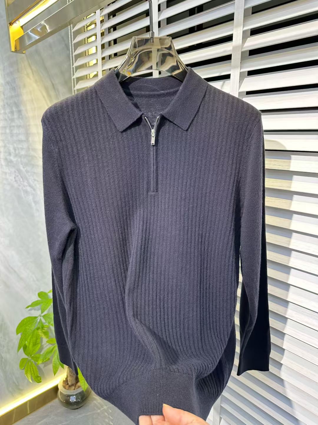 NO:711842,[LP] Autumn and winter simple woolen sweaters, top quality, versatile temperament, woolen sweaters, sweaters, taste and value. The wear and details adhere to the tradition of big brands to add charm to fashion. The unique line design exudes a strong British style, is very modern and inherits the traditional concept. Precious fabrics are smoother, softer and more breathable. Exquisite workmanship, three-dimensional tailoring style brings texture enjoyment. M-4XL.174 140 pounds wearing L  Can wear up to 200 pounds, loro piana, sweaters,19860909【 LP】秋冬简约 羊毛 针织衫 顶尖品质 百搭气质 羊毛衫 毛衣 品味 价值 身穿或细节都秉承大牌的传统给时尚添加魅力,独有的线条设计散发着浓郁的英伦风情,极具现代感亦承袭了传统理念.珍贵面料更加光滑,柔顺,透气.精致的做工,立体剪裁风格带来质感享受.M-4XL.174 140斤穿L 最大可以穿200斤,,loro piana,sweaters,,Men's clothing