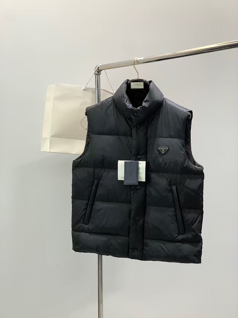 NO:711826,[Prada] Autumn and winter simple. Vest, down jacket, 90 white duck down aristocratic high-level request order, high standard customization. The upper body is very stylish, classic and versatile. Customer-supplied hardware. Each one has a unique logo. It can be matched with any fashion in winter. A real top order. The pattern is also very good. Slim version. Highly recommended. 175. Wear L at 140 pounds. The maximum wear is about 190 pounds. It is recommended to report your height and weight.  .M-3XL.,,prada,down jacket,19860909【 普拉达】秋冬简约.马甲 羽绒服 90白鸭绒贵族高级别要求订单 高标准定制　上身非常有型 经典百搭 客供五金 每颗都有独特logo 冬季任何时装都可以搭配　真正的顶级订单 版型上也是非常的好 修身版型 强烈推荐.175 140斤穿L 最大穿190斤左右 .建 议报身高体重配码 .M-3XL.,,prada,down jacket,,Men's clothing