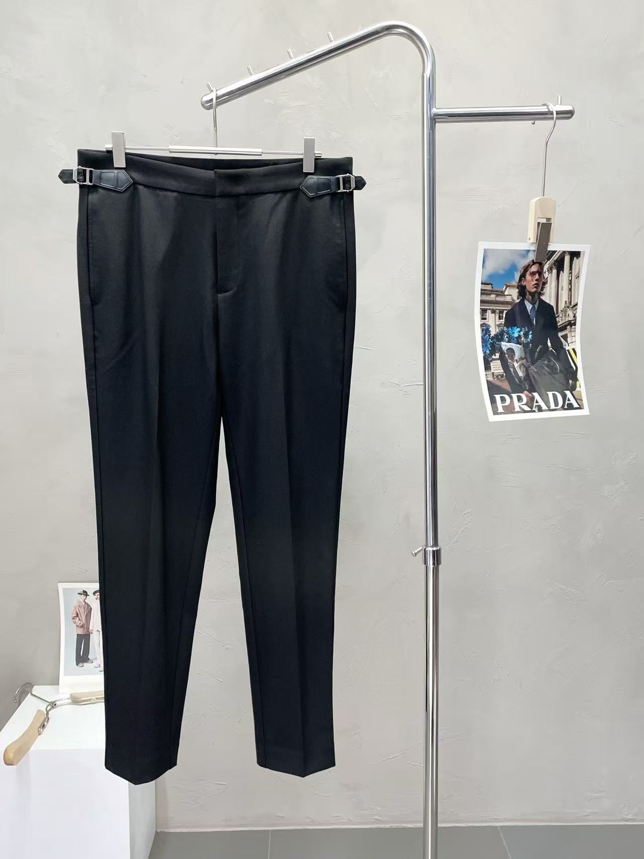NO:711857,[Dior] Simple and fashionable, early autumn casual pants are very comfortable to wear. They are low-key yet luxurious. They are very classy when worn. Needless to say the style and cut of the pants. The upper body is exquisite and vivid. Really first-class and top-quality materials. Really palace-level casual pants, using Turkish cotton to produce the most famous denim fabric. The quality is outstanding. After heavy washing, the pants are very soft!  The straight-leg version is not picky and the upper body is absolutely stylish. The trouser waistband is inlaid with silver jewelry and is an expert design. It is extremely luxurious. 30-38.,, dior,19860909【 迪奥】简约时尚 早秋休闲裤身穿着非常舒适 低调不失奢华 穿出去非常有档次,裤型款式和裁剪亦无需多言 上身精致跃然.真正一等一顶级质料 真正殿堂级的休闲裤,选用土耳其的棉花 生产出最有名的单宁布 品质卓然,经过重水洗使得裤子很柔软！直脚的版型 不挑人 上身绝对的有型 裤腰镶嵌银饰达人设计 极度奢华.30-38.,,dior,,Men's clothing
