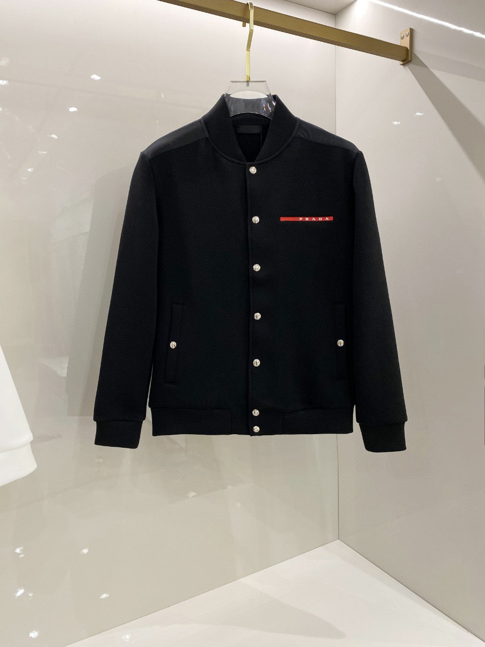 NO:711863,Prada's latest hot-selling stand-collar jacket for autumn and winter 2025. The fabric is selected from high-count and high-density double-ply air layer long-staple cotton. It feels super comfortable. The logo is selected from all imported environmentally friendly materials. Super beautiful M-3XL,,prada,jackets & coats,19860909普拉达 2025秋冬最新爆款立领外套 面料精选高支高密双股空气层长绒棉 手感超级舒服 logo精选全进口环保材质 超级漂亮M-3XL,,prada,jackets & coats,,Men's clothing