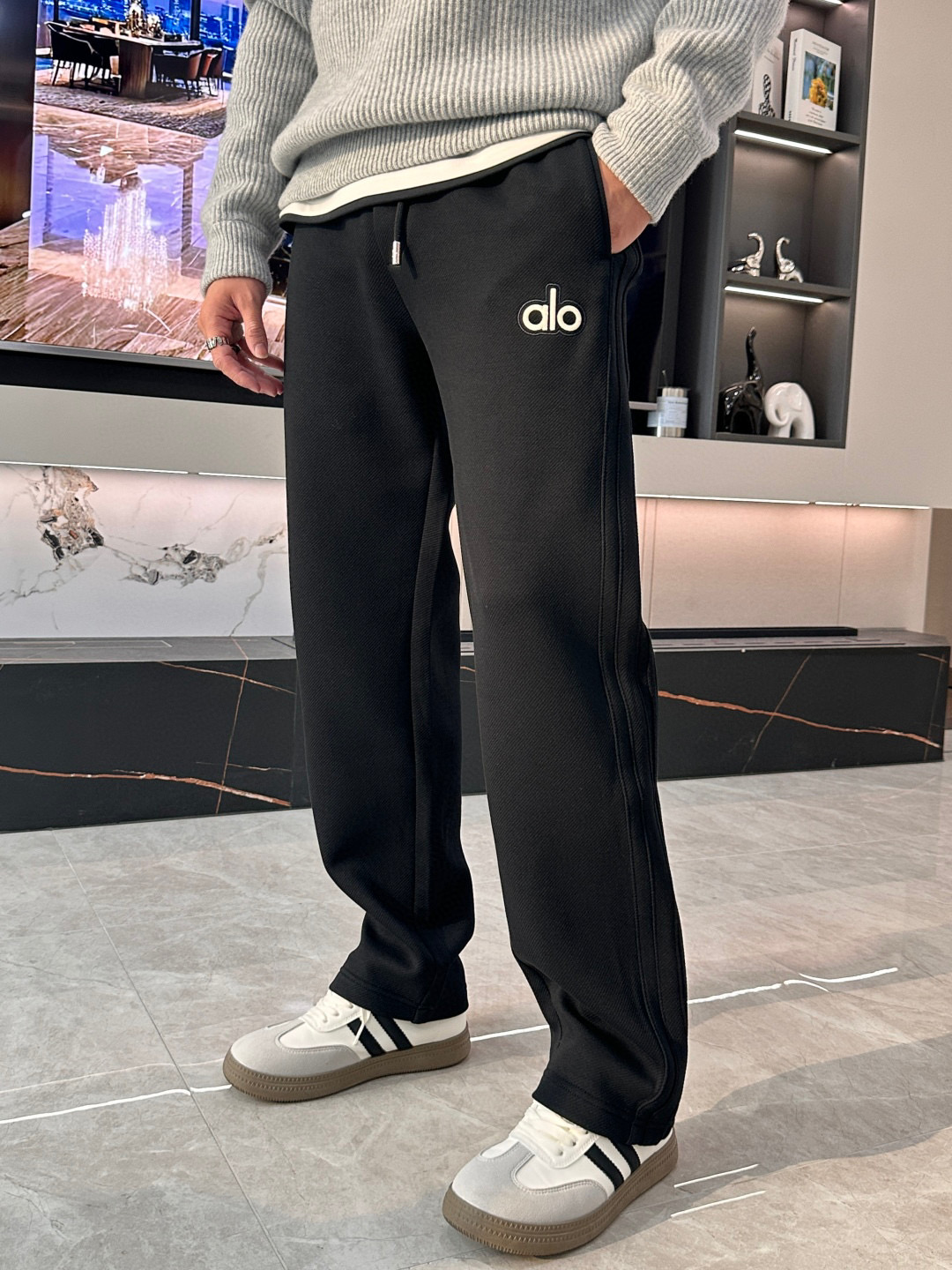 NO:711836,.alo2025 new autumn and winter casual pants!  On sale simultaneously on the official website. The brand's classic LOGO casual pants, customized fabrics, extremely comfortable, strong touch. Highly recognizable, perfect appearance and craftsmanship. Sizes M-4XL,,19860909.alo2025秋冬新款休闲裤！官网同步发售.品牌经典LOGO休闲裤 ,定制面料,舒适度极好,手触感强烈.辨识度极高,完美品相工艺. 尺码M-4XL,,,Men's clothing