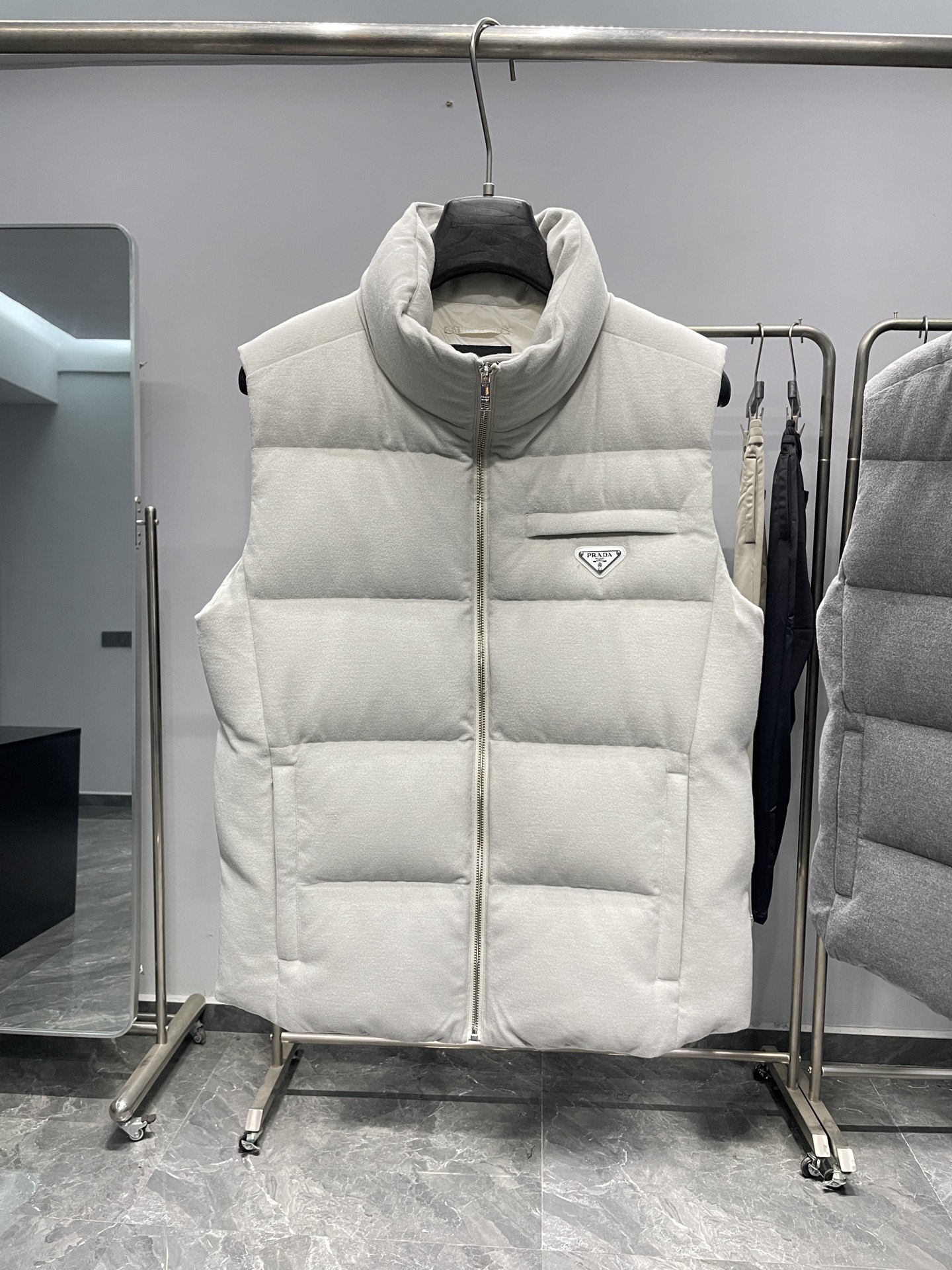 NO:711834,[Prada] Autumn and winter simple. Vest, down jacket, 90 white duck down aristocratic high-level request order, high standard customization. The upper body is very stylish, classic and versatile. Customer-supplied hardware. Each one has a unique logo. It can be matched with any fashion in winter. A real top order. The pattern is also very good. Slim version. Highly recommended. 175. Wear L at 140 pounds. The maximum wear is about 190 pounds. It is recommended to report your height and weight.  .M-3XL.,,prada,down jacket,19860909【 普拉达】秋冬简约.马甲 羽绒服 90白鸭绒贵族高级别要求订单 高标准定制　上身非常有型 经典百搭 客供五金 每颗都有独特logo 冬季任何时装都可以搭配　真正的顶级订单 版型上也是非常的好 修身版型 强烈推荐.175 140斤穿L 最大穿190斤左右 .建 议报身高体重配码 .M-3XL.,,prada,down jacket,,Men's clothing