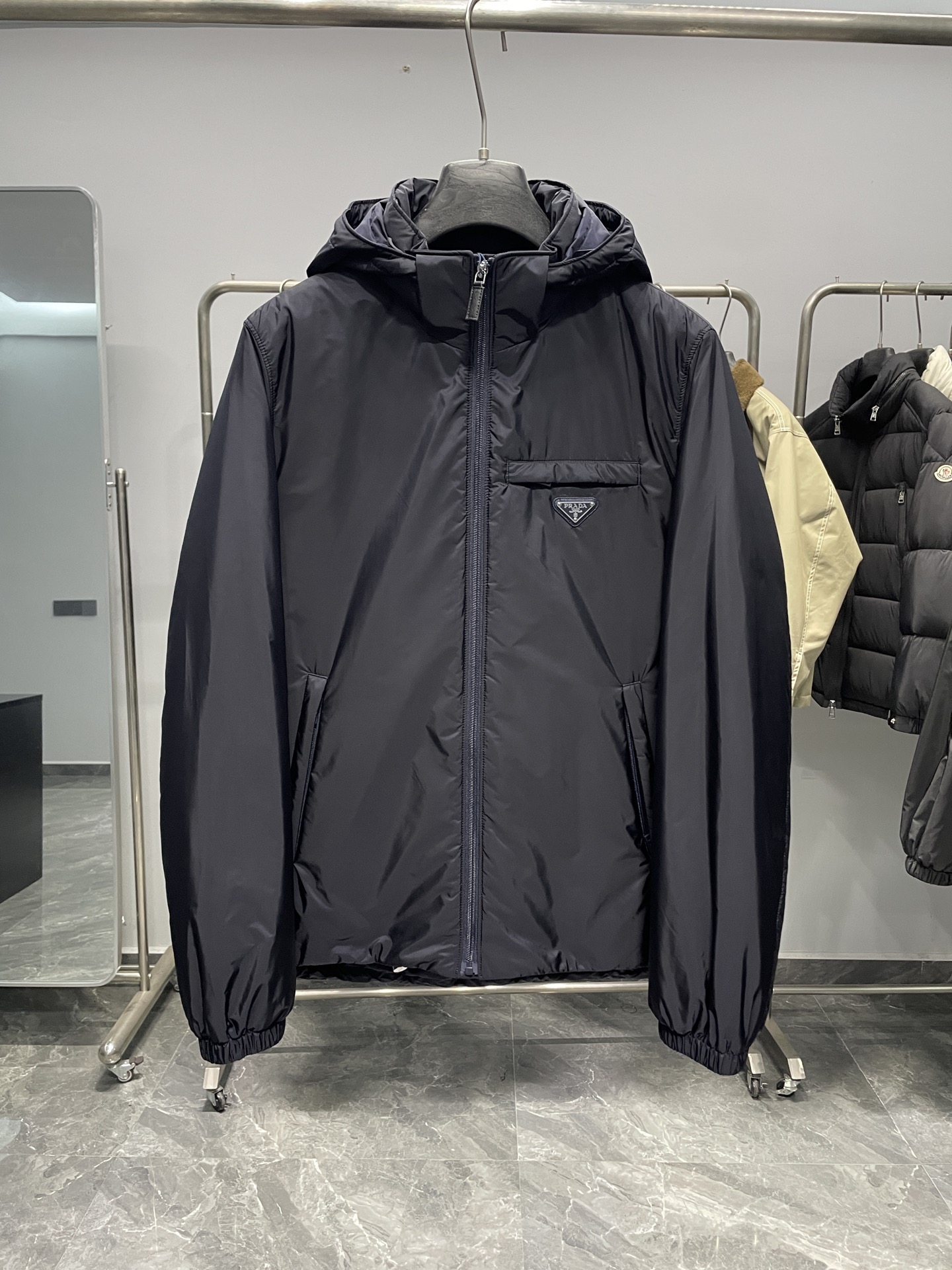 NO:711845,[Prada] Autumn and winter simple. Down jacket 90 white duck down aristocratic high-level request order, high standard customization. The upper body is very stylish, classic and versatile. Customer-supplied hardware. Each one has a unique logo. It can be matched with any fashion in winter. A real top order. The version is also very good. The slim version is highly recommended. 175. Wear L at 140 pounds. The maximum wear is about 190 pounds. It is recommended to report the height and weight.  .M-3XL.,,prada,down jacket,19860909【 普拉达】秋冬简约.羽绒服 90白鸭绒贵族高级别要求订单 高标准定制　上身非常有型 经典百搭 客供五金 每颗都有独特logo 冬季任何时装都可以搭配　真正的顶级订单 版型上也是非常的好 修身版型 强烈推荐.175 140斤穿L 最大穿190斤左右 .建 议报身高体重配码 .M-3XL.,,prada,down jacket,,Men's clothing