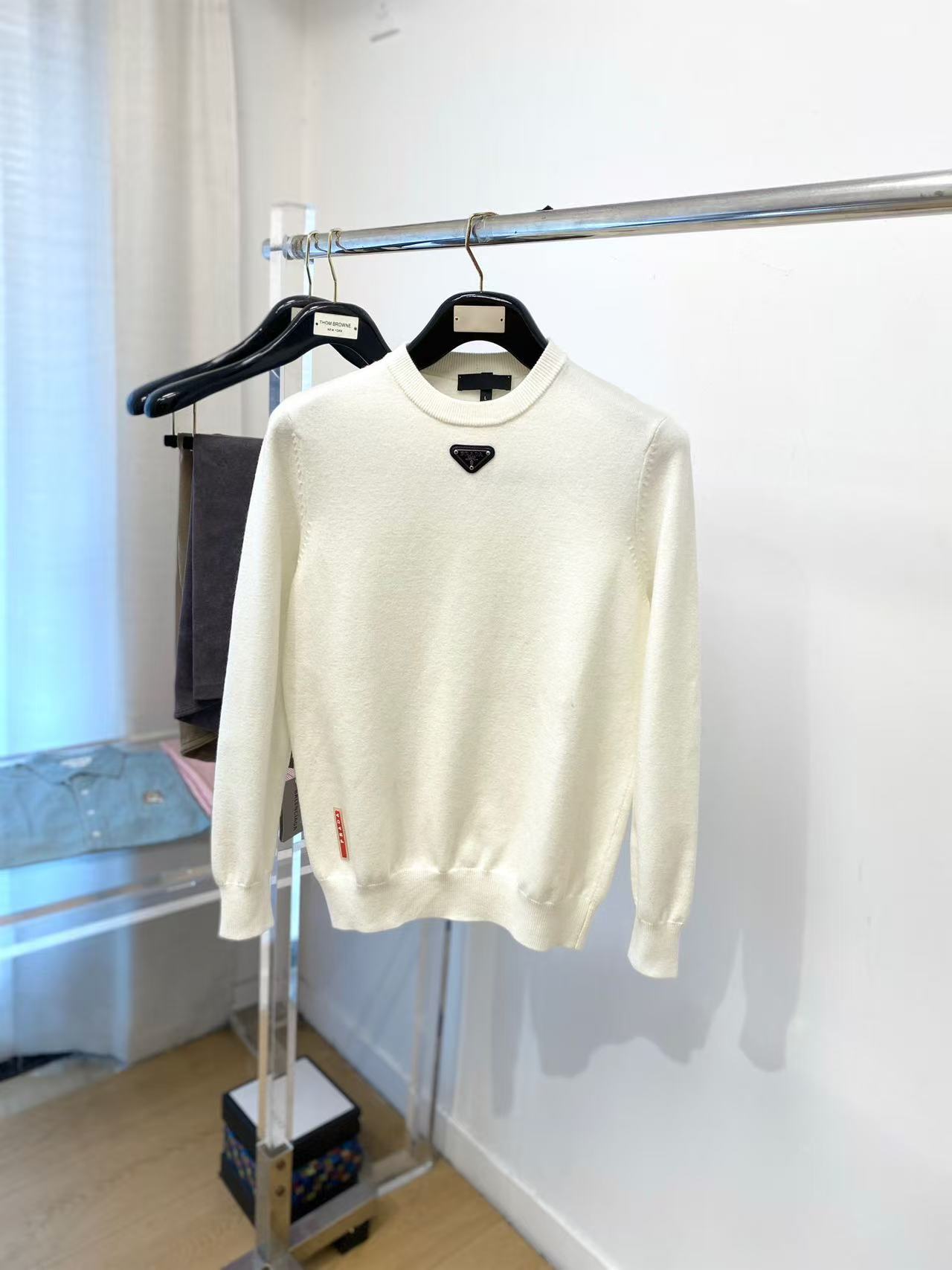 NO:711849,[Prada] Autumn and winter simple woolen sweaters, top quality, versatile temperament, woolen sweaters, sweaters, taste and value. The wear and details adhere to the tradition of big brands to add charm to fashion. The unique line design exudes a strong British style, is very modern and inherits traditional concepts. Precious fabrics are smoother, softer and more breathable. Exquisite workmanship, three-dimensional tailoring style brings texture enjoyment. M-4XL.174 140 pounds wearing L  Can wear up to 200 pounds, prada, sweaters,19860909【 普拉达】秋冬简约 羊毛 针织衫 顶尖品质 百搭气质 羊毛衫 毛衣 品味 价值 身穿或细节都秉承大牌的传统给时尚添加魅力,独有的线条设计散发着浓郁的英伦风情,极具现代感亦承袭了传统理念.珍贵面料更加光滑,柔顺,透气.精致的做工,立体剪裁风格带来质感享受.M-4XL.174 140斤穿L 最大可以穿200斤,,prada,sweaters,,Men's clothing