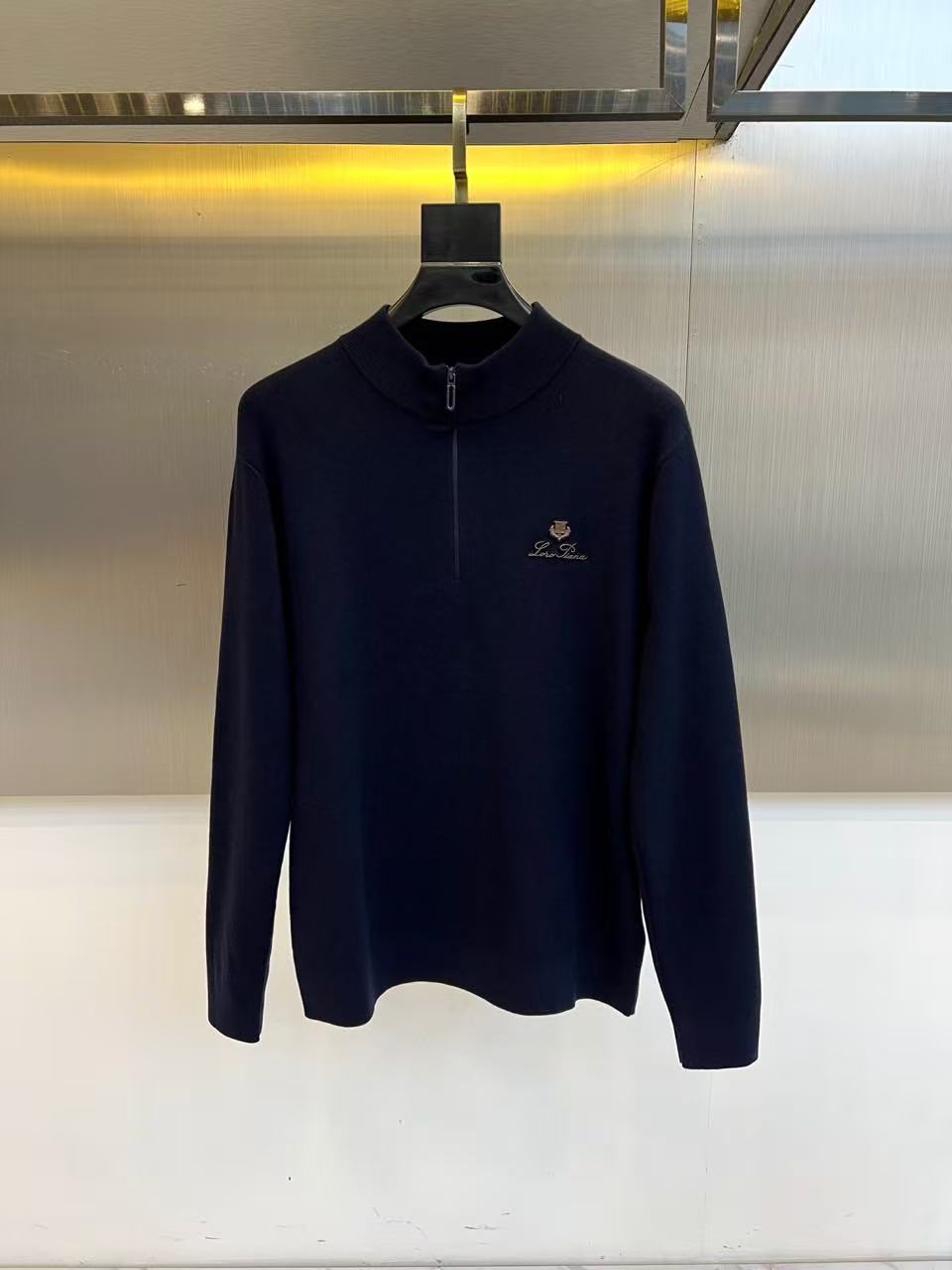 NO:711846,[LP] Autumn and winter simple woolen sweaters, top quality, versatile temperament, woolen sweaters, sweaters, taste and value. The wear and details adhere to the tradition of big brands to add charm to fashion. The unique line design exudes a strong British style, is very modern and inherits the traditional concept. Precious fabrics are smoother, softer and more breathable. Exquisite workmanship, three-dimensional tailoring style brings texture enjoyment. M-4XL.174 140 pounds wearing L  Can wear up to 200 pounds, loro piana, sweaters,19860909【 LP】秋冬简约 羊毛 针织衫 顶尖品质 百搭气质 羊毛衫 毛衣 品味 价值 身穿或细节都秉承大牌的传统给时尚添加魅力,独有的线条设计散发着浓郁的英伦风情,极具现代感亦承袭了传统理念.珍贵面料更加光滑,柔顺,透气.精致的做工,立体剪裁风格带来质感享受.M-4XL.174 140斤穿L 最大可以穿200斤,,loro piana,sweaters,,Men's clothing