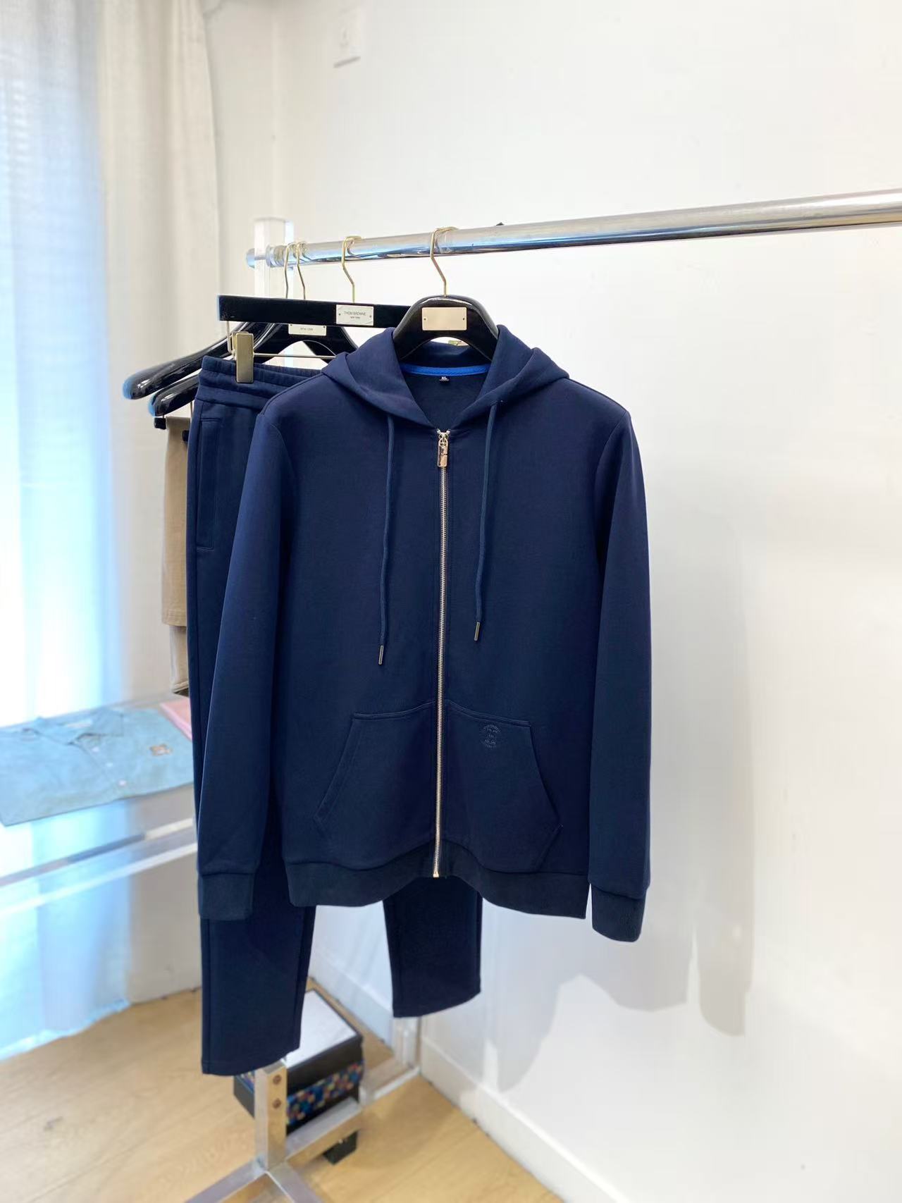 NO:711844,[Hermès] Hot model a high-end!  Aristocratic suit [Rose][Rose] The original quality is the exclusive first choice for high-quality suits from major brands. They are all top-notch designs and fabrics in Europe and America. Works by the world's top designers, with elements of international fashion brands, embody elegance, personality, fashion [strong][strong][strong]. Our company does not attract customers with low prices, but starts with quality, taste, connotation and some top design elements. 175 138 pounds, wearing L can wear 200 pounds. Standard size  M-4XL.,,hermes,19860909【 爱马仕】爆款a 高端 ！贵族套装 [玫瑰][玫瑰]原单品质独家首选高品质各大品牌套装,全是欧美顶级爆款花色及面料手工,世界顶尖设计师作品,具备国际时尚大牌元素,体现高雅、个性、时尚[强][强][强].本公司不是以低价格吸引客户,是以品质、品味、内涵以及一些顶级设计元素为起点.175 138斤 穿L 可以穿200斤.标准尺码 M-4XL.,,hermes,,Men's clothing