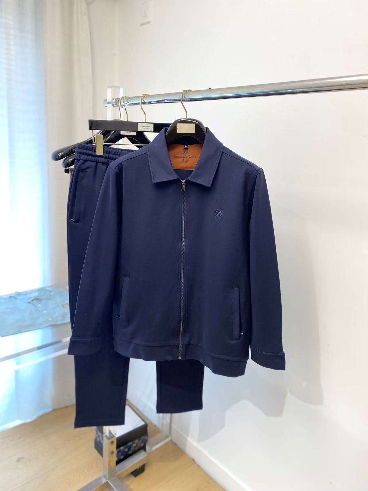 NO:711850,[Emenia Ermenegildo Zegna] Hot model a high-end!  Aristocratic suit [Rose][Rose] The original quality is the exclusive first choice for high-quality suits from major brands. They are all top-notch designs and fabrics in Europe and America. Works by the world's top designers, with elements of international fashion brands, embody elegance, personality, fashion [strong][strong][strong]. Our company does not attract customers with low prices, but starts with quality, taste, connotation and some top design elements. 175 138 pounds, wearing L can wear 200 pounds. Standard size  M-4XL.,,zegna,19860909【 杰尼亚】爆款a 高端 ！贵族套装 [玫瑰][玫瑰]原单品质独家首选高品质各大品牌套装,全是欧美顶级爆款花色及面料手工,世界顶尖设计师作品,具备国际时尚大牌元素,体现高雅、个性、时尚[强][强][强].本公司不是以低价格吸引客户,是以品质、品味、内涵以及一些顶级设计元素为起点.175 138斤 穿L 可以穿200斤.标准尺码 M-4XL.,,zegna,,Men's clothing