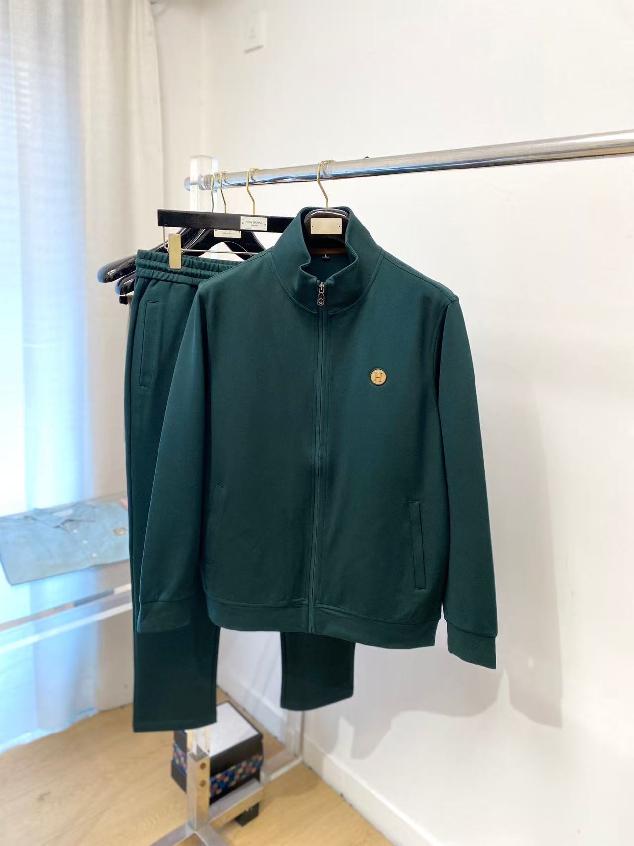 NO:711852,[Hermès] Hot model a high-end!  Aristocratic suit [Rose][Rose] The original quality is the exclusive first choice for high-quality suits from major brands. They are all top-notch designs and fabrics in Europe and America. Works by the world's top designers, with elements of international fashion brands, embody elegance, personality, fashion [strong][strong][strong]. Our company does not attract customers with low prices, but starts with quality, taste, connotation and some top design elements. 175 138 pounds, wearing L can wear 200 pounds. Standard size  M-4XL.,,hermes,19860909【 爱马仕】爆款a 高端 ！贵族套装 [玫瑰][玫瑰]原单品质独家首选高品质各大品牌套装,全是欧美顶级爆款花色及面料手工,世界顶尖设计师作品,具备国际时尚大牌元素,体现高雅、个性、时尚[强][强][强].本公司不是以低价格吸引客户,是以品质、品味、内涵以及一些顶级设计元素为起点.175 138斤 穿L 可以穿200斤.标准尺码 M-4XL.,,hermes,,Men's clothing