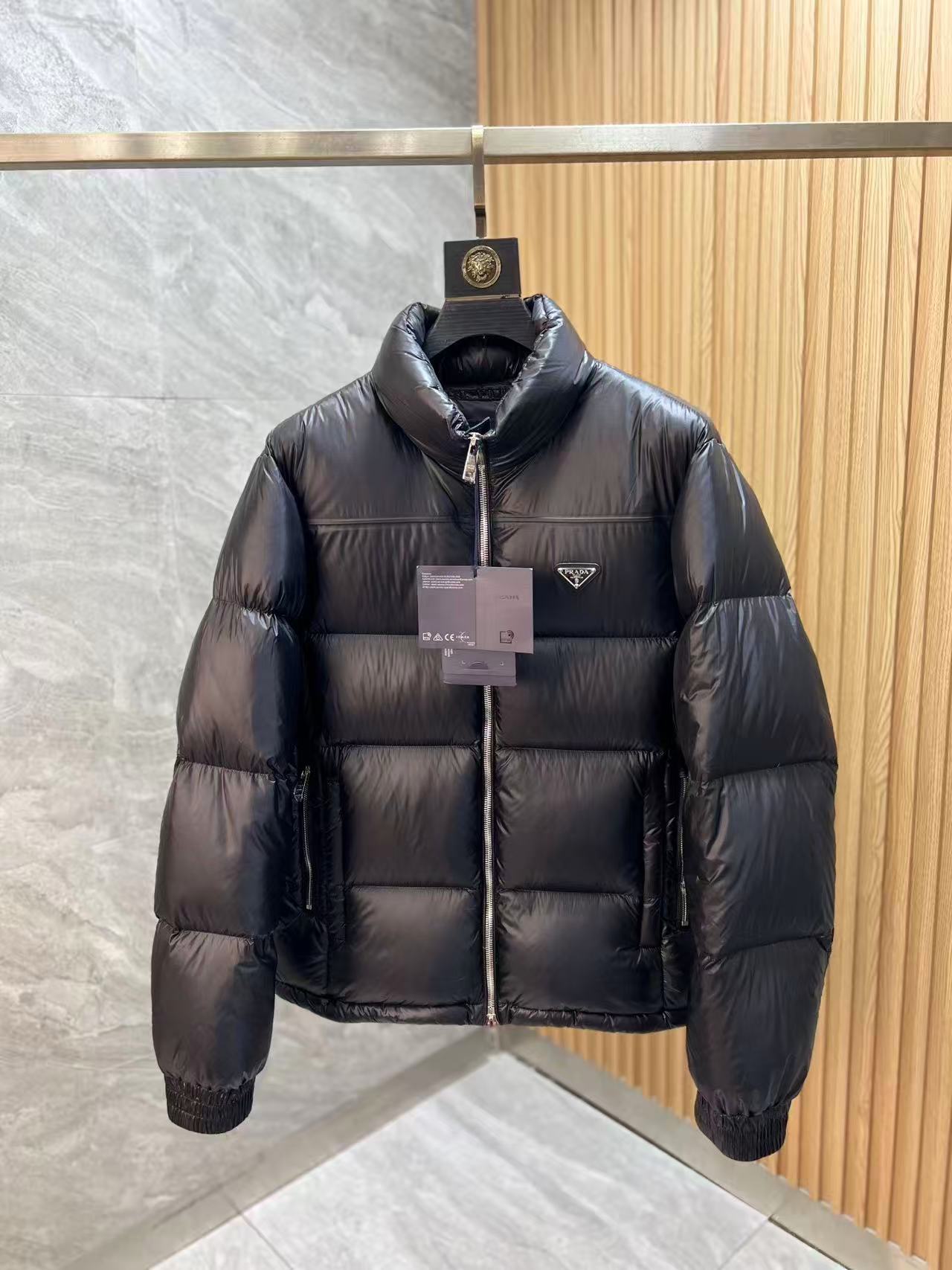 NO:711855,[Prada] Autumn and winter simple. Down jacket 90 white duck down aristocratic high-level request order, high standard customization. The upper body is very stylish, classic and versatile. Customer-supplied hardware. Each one has a unique logo. It can be matched with any fashion in winter. A real top order. The version is also very good. The slim version is highly recommended. 175. Wear L at 140 pounds. The maximum wear is about 190 pounds. It is recommended to report the height and weight.  .M-3XL.,,prada,down jacket,19860909【 普拉达】秋冬简约.羽绒服 90白鸭绒贵族高级别要求订单 高标准定制　上身非常有型 经典百搭 客供五金 每颗都有独特logo 冬季任何时装都可以搭配　真正的顶级订单 版型上也是非常的好 修身版型 强烈推荐.175 140斤穿L 最大穿190斤左右 .建 议报身高体重配码 .M-3XL.,,prada,down jacket,,Men's clothing