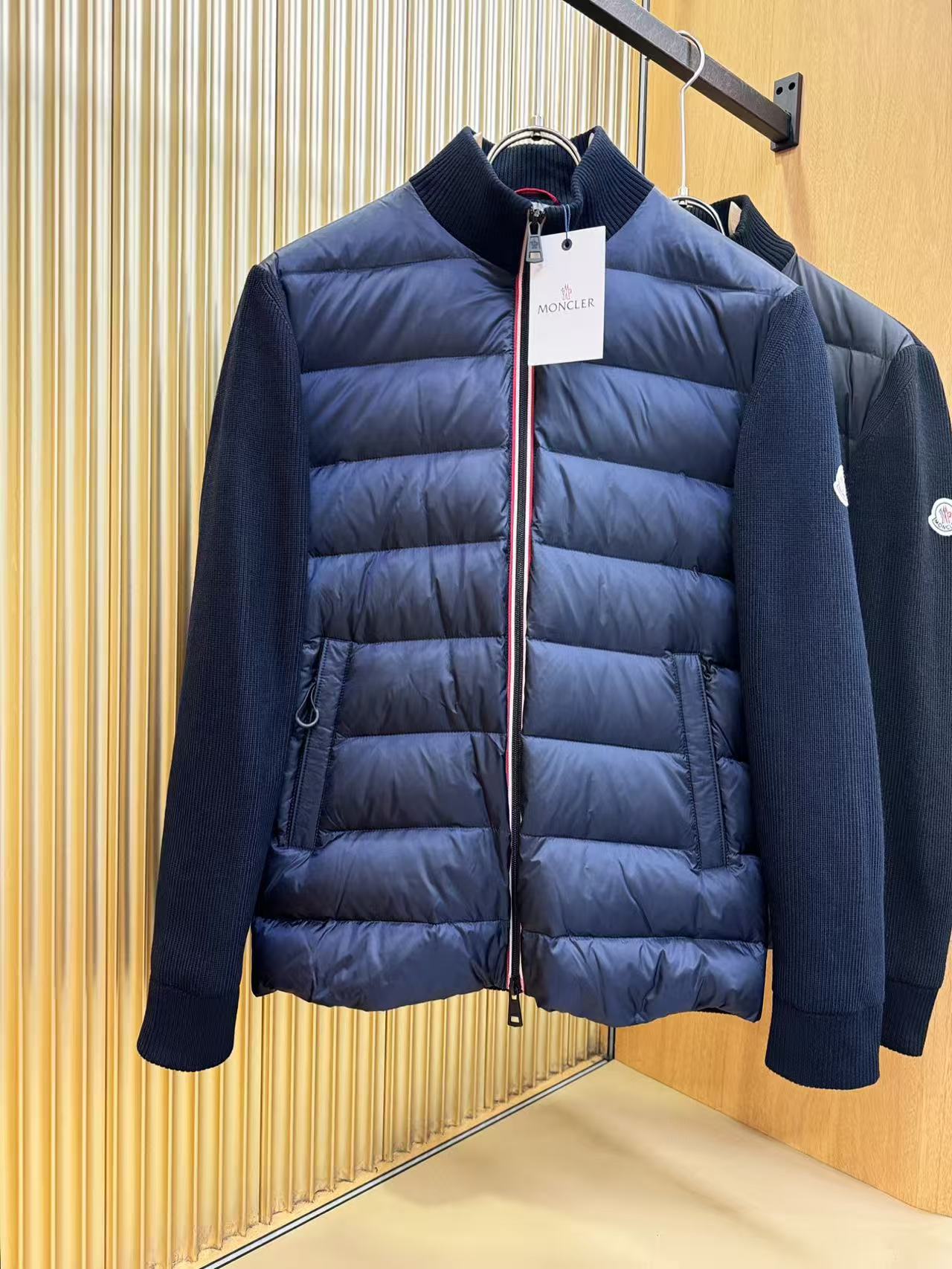 NO:595802,[Mouth Mouth] Simple in autumn and winter. Down jackets, jackets, windbreakers, noble high-level requirements for orders, high standard customization, the upper body is very stylish, classic and versatile, customer-supplied hardware. Each piece has a unique logo. It can be matched with any fashion in winter. A real top order. The pattern is also very good. Slim version. Highly recommended. 175. Wear L at 140 pounds. The maximum wear is about 200 pounds. It is recommended to report the height and weight.  .M-4XL.,,Moncler,jackets & coats,jackets & coats,down jacket,alexander wang19860909【 蒙口】秋冬简约.羽绒服 夹克 外套 风衣 贵族高级别要求订单 高标准定制　上身非常有型 经典百搭 客供五金 每颗都有独特logo 冬季任何时装都可以搭配　真正的顶级订单 版型上也是非常的好 修身版型 强烈推荐.175 140斤穿L 最大穿200斤左右 .建 议报身高体重配码 .M-4XL.,,Moncler,jackets & coats,jackets & coats,down jacket,alexander wang,Men's clothing