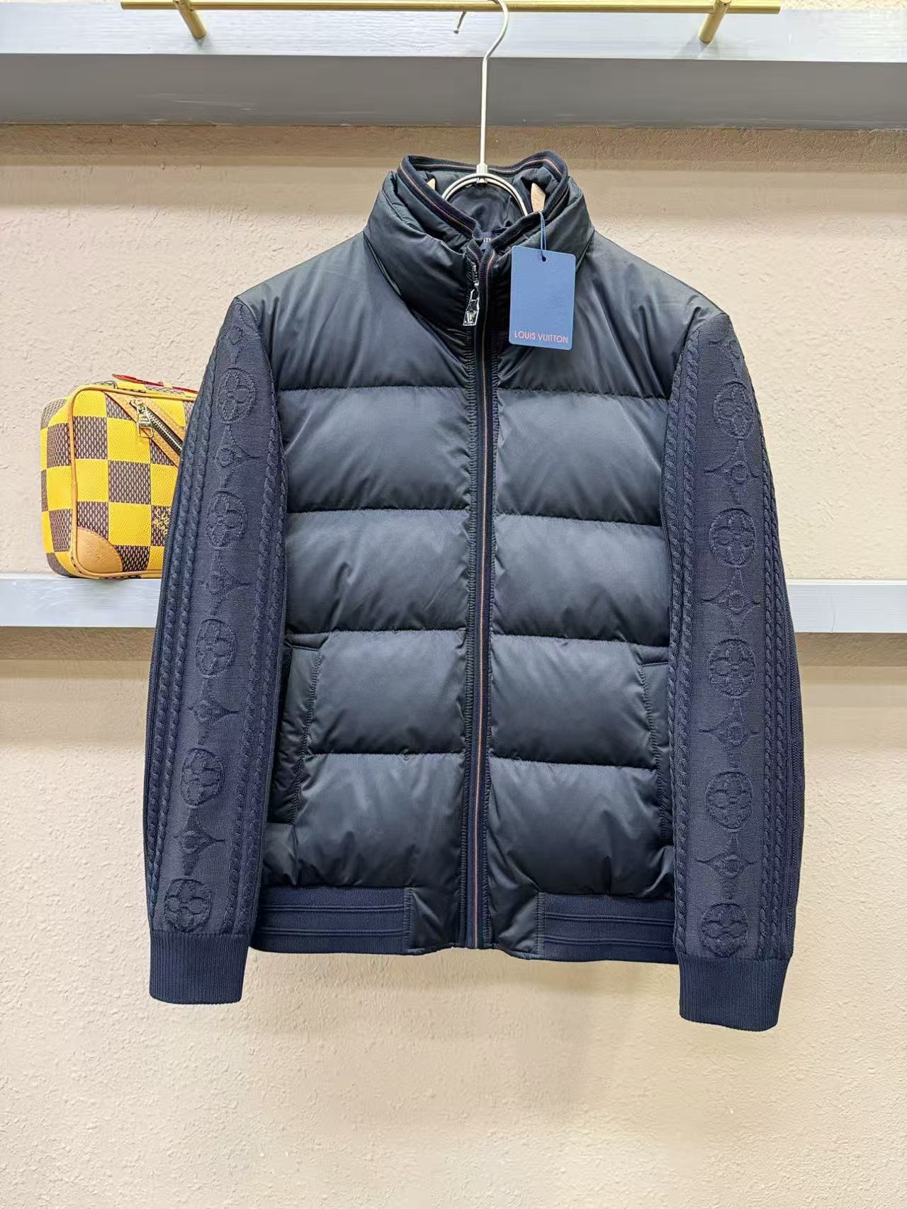 NO:595800,[LV] Autumn and winter are simple. Down jackets, jackets, windbreakers, noble high-level orders, high standard customization, the upper body is very stylish, classic and versatile, customer-supplied hardware. Each piece has a unique logo. It can be matched with any fashion in winter. A real top order. The pattern is also very good. Slim fit. Highly recommended. 175. Wear L at 140 pounds. The maximum wear is about 200 pounds. It is recommended to report the height and weight.  .M-4XL.,,louis vuitton,jackets & coats,jackets & coats,down jacket,alexander wang19860909【 LV】秋冬简约.羽绒服 夹克 外套 风衣 贵族高级别要求订单 高标准定制　上身非常有型 经典百搭 客供五金 每颗都有独特logo 冬季任何时装都可以搭配　真正的顶级订单 版型上也是非常的好 修身版型 强烈推荐.175 140斤穿L 最大穿200斤左右 .建 议报身高体重配码 .M-4XL.,,louis vuitton,jackets & coats,jackets & coats,down jacket,alexander wang,Men's clothing