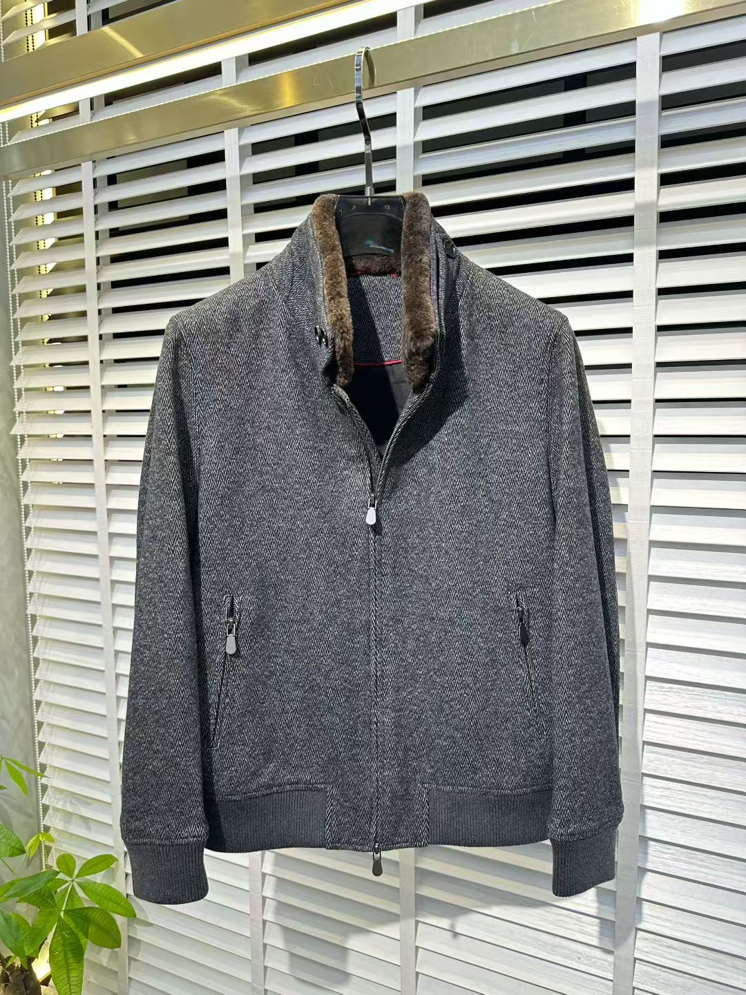 NO:596471,[LP] Autumn and winter are simple. Thick coats, jackets, windbreakers, aristocratic high-level orders, high standard customization. The upper body is very stylish, classic and versatile. Customer-supplied hardware. Each piece has a unique logo. It can be matched with any fashion in winter. A real top order. The pattern is also very good. Slim version is highly recommended. 175. Wear L at 140 pounds. The maximum wear is about 200 pounds. It is recommended to report the height and weight. M-4XL.,, loro  piana,jackets & coats,jackets & coats,alexander wang19860909【 LP】秋冬简约.加厚外套 夹克 风衣贵族高级别要求订单 高标准定制　上身非常有型 经典百搭 客供五金 每颗都有独特logo 冬季任何时装都可以搭配　真正的顶级订单 版型上也是非常的好 修身版型 强烈推荐.175 140斤穿L 最大穿200斤左右 .建 议报身高体重配码 .M-4XL.,,loro piana,jackets & coats,jackets & coats,alexander wang,Men's clothing