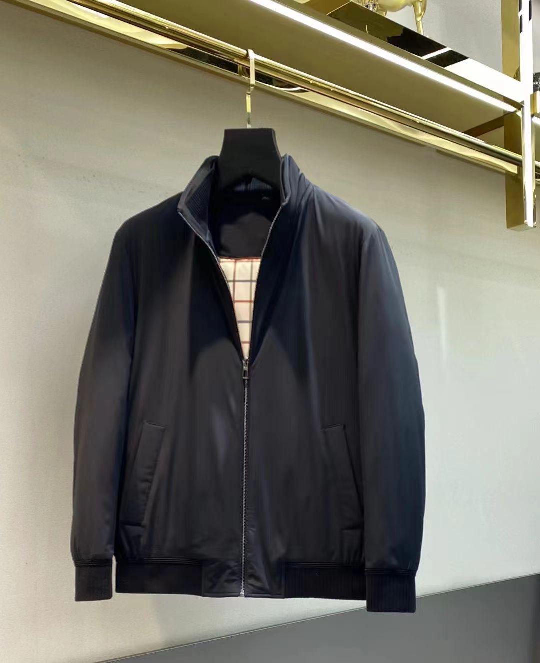 NO:596477,[LP] Autumn and winter simple. Down jacket 90 white duck down aristocratic high-level request order, high standard customization. The upper body is very stylish, classic and versatile. Customer-supplied hardware. Each one has a unique logo. It can be matched with any fashion in winter. A real top order. The version is also very good. The slim version is highly recommended. 175. Wear L at 140 pounds. The maximum wear is about 190 pounds. It is recommended to report your height and weight. M-3XL.,, loro  piana,down jacket,alexander wang19860909【 LP】秋冬简约.羽绒服 90白鸭绒贵族高级别要求订单 高标准定制　上身非常有型 经典百搭 客供五金 每颗都有独特logo 冬季任何时装都可以搭配　真正的顶级订单 版型上也是非常的好 修身版型 强烈推荐.175 140斤穿L 最大穿190斤左右 .建 议报身高体重配码 .M-3XL.,,loro piana,down jacket,alexander wang,Men's clothing