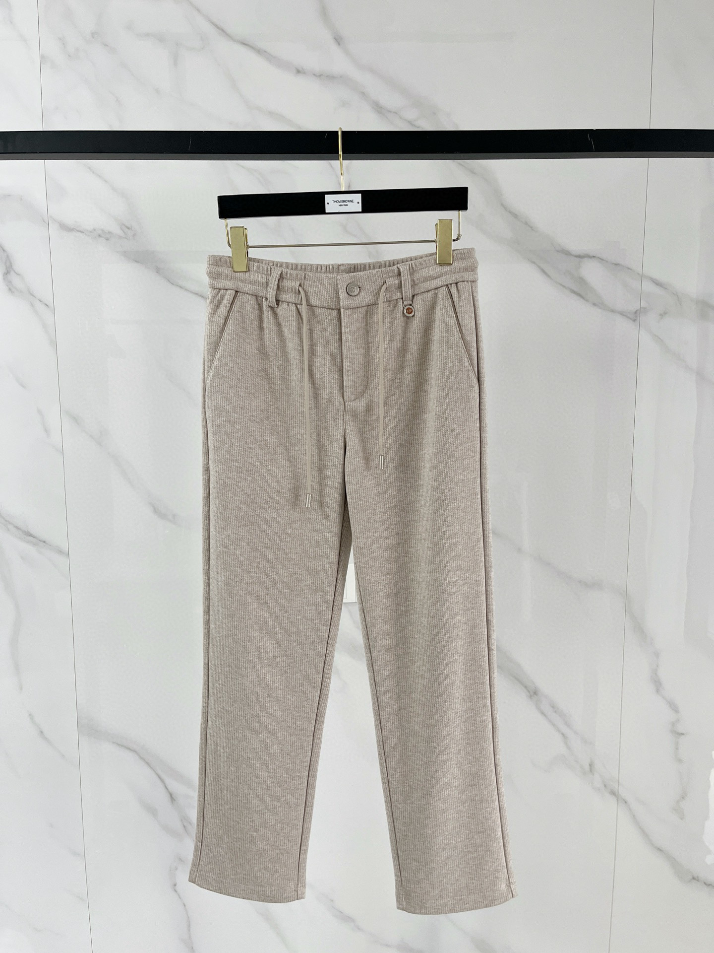 NO:594812,.Loro Piana 25 autumn and winter fashionable old-money style wool trousers have a relaxed feel and are made of high-luxury custom-woven sheep wool + mulberry silk + hollow polyester + acrylic + spandex five-in-one texture, silky and drapey elastic waist, paired with crisp and loose three-dimensional cut-out men's knitted trousers. In men's fashion landscape, a pair of trousers that combine comfort and texture and can perfectly adapt to various scenes is indispensable!  Made of high-end ingredients and textured fabrics, these knitted trousers redefine the fashion and comfort of men's trousers with their unique materials and ingenious design!  !  Easy company channels are rare, and they are released simultaneously. It is really an indispensable product!  !  Customized by customer 56.2 polyester 25.7 acrylic 13.8 nylon 2.2 sheep wool 2.1  Made of mulberry silk, an ultra-comfortable high-tech textured fabric is produced. After special processing, the comfort and softness are maximized. The excellent stiffness and wear resistance allow the trousers to maintain a neat fit for a long time, without fear of daily wear and wrinkles. The soft and warm touch and excellent warmth retention provide warmth and care to the legs.  Its high color fastness also makes the color of the trousers last and bright. The strength and toughness of the fabric are also very good. With good moisture absorption and perspiration performance, the trousers are kept dry and comfortable. The delicate fibers of sheep wool add luxurious texture and warmth, while mulberry silk gives the trousers a silky smooth touch and low-key luster, creating a high-end wearing experience overall!  Color dark gray brown apricot size M L XL 2XL 3XL,,loro piana,alexander wang19860909.Loro Piana 诺悠翩雅 25秋冬时尚老钱风羊毛裤 松弛感拉满高奢定织绵羊毛+桑蚕丝+中空聚酯+腈纶+氨纶五合一质地,丝滑垂感弹力松紧腰,搭配挺括宽松立体裁剪版型男士针织长裤 在男士的时尚版图里,一条兼具舒适与质感,能完美适配多元场景的长裤是不可或缺的！这款采用高端成分打造,肌理感面料的针织长裤,以其独特的材质与匠心设计,重新定义了男士长裤的时尚与舒适！！易公司渠道稀出,同步发售,真的是不可或缺的好品！！ 由客供定制56.2 聚酯纤维25.7 腈纶13.8 锦纶2.2 绵羊毛2.1 桑蚕丝打造,制作出超舒适的高科技肌理感面料,经特殊工艺处理,将舒适度与柔软度发挥到最大用处,卓越的挺括性与耐磨性,使得长裤能长久保持利落版型,无惧日常的磨损与褶皱,柔软温暖的触感和出色的保暖性,给予腿部温暖呵护,其高色牢度还让长裤色彩持久鲜艳.面料的强度与韧性也是非常好的,凭借良好的吸湿排汗性能,保持长裤干爽舒适.绵羊毛的细腻纤维增添奢华质感与温暖,桑蚕丝则赋予长裤如丝般顺滑的触感和低调的光泽,整体塑造出高端的穿着体验！ 颜色深灰色 咖色 杏色 尺码M L XL 2XL 3XL,,loro piana,alexander wang,Men's clothing