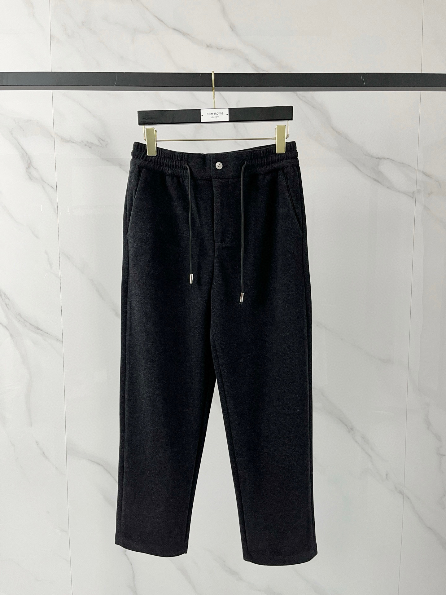 NO:594815,Loro Piana 25 autumn and winter fashionable old money style wool trousers. Relaxed and luxurious custom-woven sheep wool + mulberry silk + hollow polyester + acrylic + spandex five-in-one texture, silky and drapey elastic waist, paired with crisp and loose three-dimensional cut-out men's knitted trousers. In men's fashion landscape, a pair of trousers that combine comfort and texture and can perfectly adapt to various scenes is indispensable!  Made of high-end ingredients and textured fabrics, these knitted trousers redefine the fashion and comfort of men's trousers with their unique materials and ingenious design!  !  Easy company channels are rare, and they are released simultaneously. It is really an indispensable product!  !  Customized by customer 56.2 polyester 25.7 acrylic 13.8 nylon 2.2 sheep wool 2.1  Made of mulberry silk, an ultra-comfortable high-tech textured fabric is produced. After special processing, the comfort and softness are maximized. The excellent stiffness and wear resistance allow the trousers to maintain a neat fit for a long time, without fear of daily wear and wrinkles. The soft and warm touch and excellent warmth retention provide warmth and care to the legs.  Its high color fastness also makes the color of the trousers last and bright. The strength and toughness of the fabric are also very good. With good moisture absorption and perspiration performance, the trousers are kept dry and comfortable. The delicate fibers of sheep wool add luxurious texture and warmth, while mulberry silk gives the trousers a silky smooth touch and low-key luster, creating a high-end wearing experience overall!  Color dark gray brown apricot size M L XL 2XL 3XL,,loro piana,alexander wang19860909Loro Piana 诺悠翩雅 25秋冬时尚老钱风羊毛裤 松弛感拉满高奢定织绵羊毛+桑蚕丝+中空聚酯+腈纶+氨纶五合一质地,丝滑垂感弹力松紧腰,搭配挺括宽松立体裁剪版型男士针织长裤 在男士的时尚版图里,一条兼具舒适与质感,能完美适配多元场景的长裤是不可或缺的！这款采用高端成分打造,肌理感面料的针织长裤,以其独特的材质与匠心设计,重新定义了男士长裤的时尚与舒适！！易公司渠道稀出,同步发售,真的是不可或缺的好品！！ 由客供定制56.2 聚酯纤维25.7 腈纶13.8 锦纶2.2 绵羊毛2.1 桑蚕丝打造,制作出超舒适的高科技肌理感面料,经特殊工艺处理,将舒适度与柔软度发挥到最大用处,卓越的挺括性与耐磨性,使得长裤能长久保持利落版型,无惧日常的磨损与褶皱,柔软温暖的触感和出色的保暖性,给予腿部温暖呵护,其高色牢度还让长裤色彩持久鲜艳.面料的强度与韧性也是非常好的,凭借良好的吸湿排汗性能,保持长裤干爽舒适.绵羊毛的细腻纤维增添奢华质感与温暖,桑蚕丝则赋予长裤如丝般顺滑的触感和低调的光泽,整体塑造出高端的穿着体验！ 颜色深灰色 咖色 杏色 尺码M L XL 2XL 3XL,,loro piana,alexander wang,Men's clothing