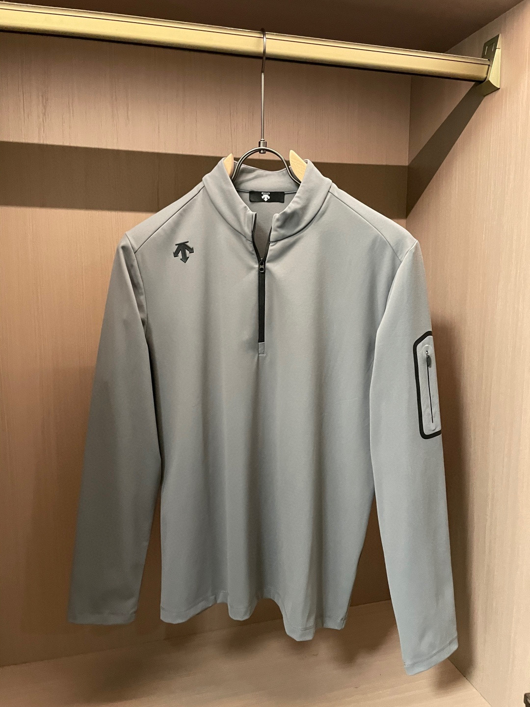 NO:596419,.Descente 2025ss new fashion casual stand collar single wear business casual high-end material long sleeves comfortable and warm!  Anti-pilling, non-irritating to the skin, can be worn close to the skin, and designed with luxurious classic elements!  There is not too much complicated craftsmanship. It is about the integration of design and materials. Simple European style. A must-have for autumn and winter. Counter size M-4xL,,alexander wang19860909.迪桑特 2025ss新品时尚休闲立领单穿商务休闲高档材质长袖舒适保暖！抗起球不刺激皮肤,可贴身穿,奢华经典元素设计！没有过多复杂的工艺 玩的就是设计与材质的融合 简约的欧风 秋冬季必备 专柜尺码M-4xL,,alexander wang,Men's clothing