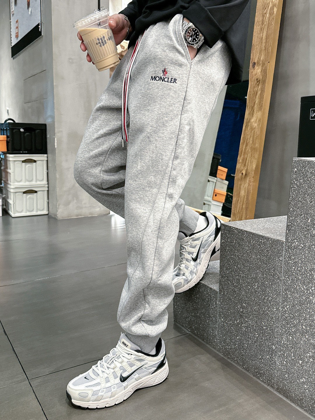 NO:595764,.25 Autumn and Winter# MG mink velvet all-in-one velvet trousers are the most indispensable velvet products in autumn and winter, especially trousers of this brand, which are really extremely rare. This model is the latest model on the counter this year. The performance and specifications are online at the same time, making your matching more outstanding and diversified.  Created by splicing styles, this is also the latest street style this year. It is not only an exclusive interpretation, but also major brands have launched this style one after another. It has a luxury similar to fiber pants and takes into account the comfort performance of casual pants. It has a functional style effect, showing more class and fashion performance. Secondly, the trousers are embellished with classic brand elements. This element is definitely a classic among classics. It not only adds to the attraction, but also gives people a bright feeling.  Coupled with the slim fit and three-dimensional cutting design, the upper body is very slim and stylish, and the matching performance is super outstanding. It easily depicts the style and gives people a cool and handsome visual effect. Color Black Gray Size M L  XL size waist 82-hips 106-pant length 100-foot opening 26 2XL size waist 86-hips-110-pant length 101-foot opening 27 3XL size waist 90-hips 114-pant length 102-foot opening 28,,alexander wang19860909.25秋冬# MG 水貂绒一体加绒裤 秋冬最不能缺少的加绒产物,尤其是这种品牌的裤装单品,真的是极其的罕见,此款更是本年度的柜台最新款,性能与规格同步在线的高颜值产物,让你的搭配更加的出彩,更具备多元化 风格拼接打造,这也是今年最新的街头风尚,不仅独家在演绎,各大品牌都是相继推出了这种款式它带着类似于纤维裤的奢华兼顾了休闲裤的舒适性能,带着机能风的效果,更显档次与时尚性能感 其次则是裤身经典的品牌元素点缀,这个元素绝对是经典中的经典,增加看点的同时,更是给人一种眼前一亮的感觉 加上修身有度的版型立体裁剪设计,上身十分的显瘦有型,搭配性能超级的出色出彩,轻松的刻画风格段位,给人一种酷帅十足的视觉效果 颜色黑色 灰色 码数M L XL 2XL 3XL M码腰围74-臀围98-裤长99-脚口24 L码腰围78-臀围102-裤长99-脚口25 XL码腰围82-臀围106-裤长100-脚口26 2XL码腰围86-臀围-110-裤长101-脚口27 3XL码腰围90-臀围114-裤长102-脚口28,,alexander wang,Men's clothing