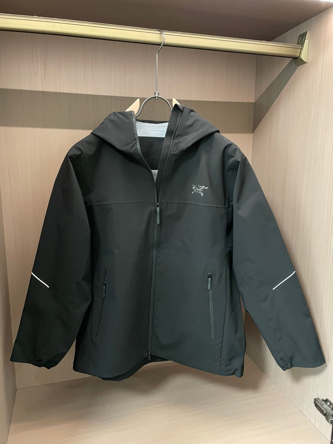 NO:595774,.Top version of ARC’TERYX/Archateryx beta LT series jacket, the same classic hard-shell outdoor warm, windproof and water-repellent jacket from the official website. .Professional-grade outdoor hooded jacket jacket. Polar waterproof jacket!  Suitable for various environments, urban, outdoor, camping, mountain, and sports. The technical fabric takes into account both outdoor activities and urban commuting. This year’s super hot style, the three-dimensional cutting version is also particularly good!  GORE-TEX three-layer laminated fabric, with durable waterproof and windproof functionality, can prevent penetration even in heavy rain and has excellent waterproof effect~WaterTight laminated waterproof zipper  This zipper can block wind and rain and effectively prevent wind and rain from invading. All the seams inside are taped, and the taping is smooth and reinforced to prevent opening. It is waterproof and windproof. WaterTight taped waterproof zipper, the tightness of the zipper is effective for waterproofing and windproof. The intimate flannel lining on the collar is skin-friendly and soft. It is more comfortable to the body. The two-way zipper is reinforced on the inside to effectively prevent tearing. Strong durability, heavyweight single product, top version  SizeM-XXXL,arc'teryx,jackets & coats,jackets & coats,hats,alexander wang19860909.顶级版 ARC‘TERYX/始祖鸟 beta LT系列冲锋衣 官网同款经典硬壳户外保暖防风防泼水 .专业级户外连帽冲锋衣夹克外套.极地防水冲锋衣！ 适用于各种环境,城市,户外,露营 山地 运动都OK,科技面料 兼顾户外活动和城市通勤,今年的超级爆款,立体的裁剪版型也特别的好！GORE-TEX 三层压胶面料,具有持久防水 防风的功能性 即使大雨也能防止渗透 防水效果极佳~WaterTight压胶防水拉链 这款拉链可遮挡风雨有效的防止风雨侵入,内里接缝处全部进行压胶处理,压胶平整传教出进行加固处理,防止开胶,哟小的防水防风,WaterTight压胶防水拉链,拉链的密合性有效的防水防风,领口贴心的绒布内衬 亲肤柔软 贴身更舒适,双向拉链内里进行加固处理,有效防撕裂 耐用性强,重磅单品,顶级版本 SizeM-XXXL,arc'teryx,jackets & coats,jackets & coats,hats,alexander wang,Men's clothing