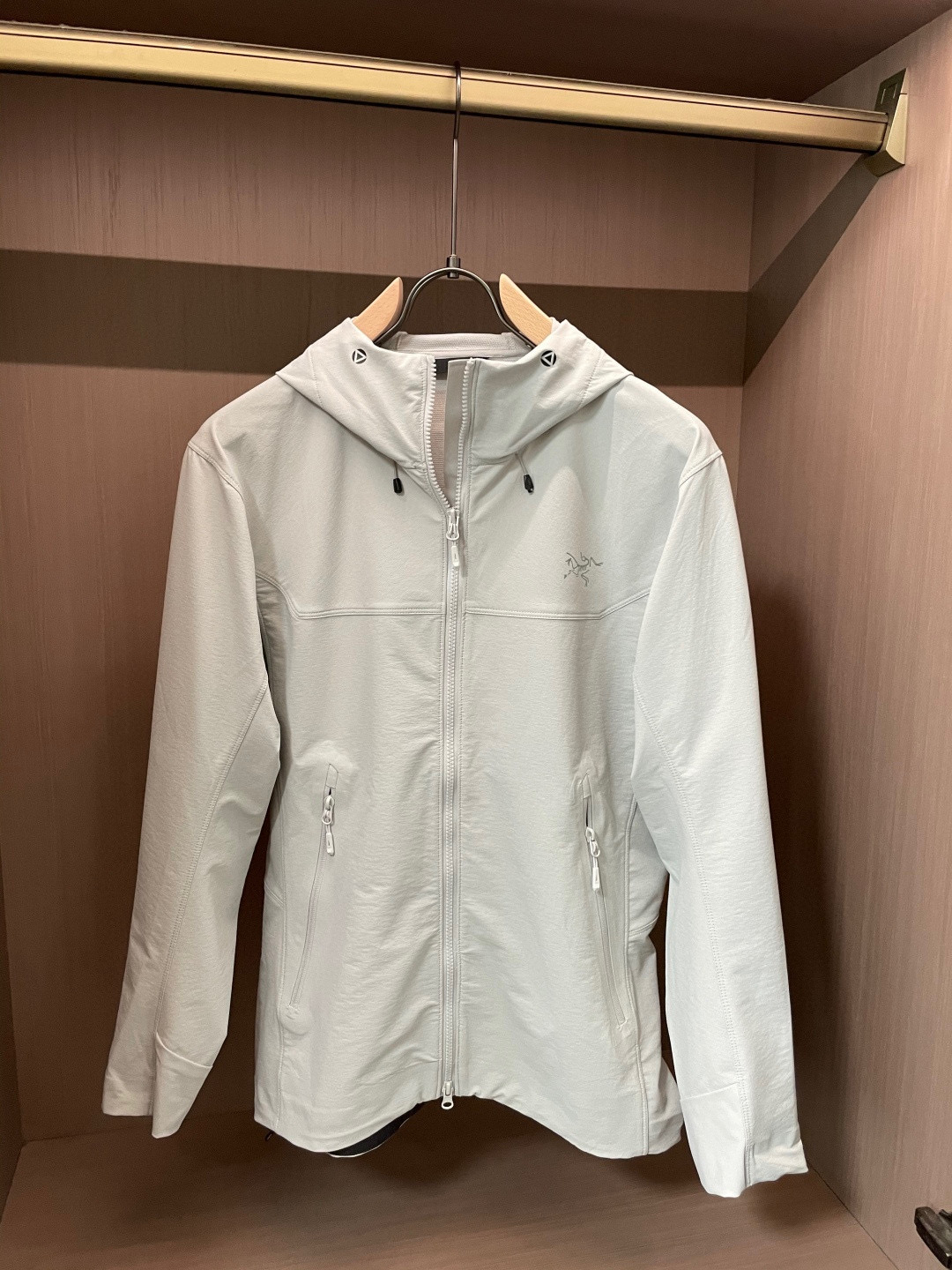 NO:595780,.Arcteryx/Arcteryx 2025 Spring and Autumn New Soft Shell Stand Collar Jacket Jacket This GAMMALT jacket is made of light and wear-resistant WEE BURLY soft shell fabric, 90 nylon 10 spandex double-woven fabric treated with DWR (durable waterproof), wear-resistant, light, moderately warm, windproof and rainproof.  The fabric is windproof and breathable, feels comfortable, has the two-way elasticity of elastic fiber, is light and wear-resistant. The fabric is windproof and rainproof, and the textured bottom surface is warm and comfortable. It can absorb moisture and sweat in various weather activities and activity intensity. The fabric is light, breathable, soft, and elastic, which improves ergonomic freedom. It can be easily layered in a jacket, and the friction between the fabrics is quiet and silent when worn.  Three-dimensional slim fit, increased breathability and flexibility for high-intensity activities, high performance, lightweight and durable, more comfortable, no stuffiness, and super breathable!  Elastic and adjustable cuffs. Extended back hem. Adjustable hem drawstring. Taped hem. Exquisite logo embroidery on the edge of the sleeves, exquisite craftsmanship. Articulated elbows and underarm gusset cutters for free movement!  Whether it is comfortable to wear or the effect of the fit, it is a top-notch style with simple design, customized YKK zippers all over, all pockets are closed with zippers, and items are safely stored. Sizes m-xxl, burberryarc'teryx, jackets & coats, jackets & coats, alexander wang19860909.Arcteryx/始祖鸟 2025春秋新款软壳立领夹克冲锋衣外套 这款GAMMALT夹克采用轻薄耐磨的WEE BURLY软壳面料,90锦纶10氨纶双织布经DWR(持久防水)处理,耐磨,轻薄,中度保暖,防风挡雨. 面料防风而透气,感觉舒适,具有弹性纤维的双向弹性,轻薄而耐磨.其面料防风挡雨,富有质感的底面保暖舒适,在各种天气活动和活动强度中能吸湿排汗 其面料轻薄、透气且柔软,富有弹性,提高了人体工学自由度,可轻松叠穿在外套里,并且穿着时面料间的摩擦安静无声 、 立体修身剪裁,增加高强度活动的透气性灵活性,高性能,轻量而耐倍加舒适,无闷热感,透气性超强！ 弹性可调节袖口.加长后摆.可调下摆抽绳.压胶下摆 袖子边饰有精致logo刺绣,精湛工艺 铰接式肘部, 腋下角撑板剪,活动自如！无论是穿着舒适 还是版型效果 都是顶级款式设计简约,全身定制YKK拉链,口袋全部采用拉链闭合,携带物品安全存放 尺码m-xxl,,burberryarc'teryx,jackets & coats,jackets & coats,alexander wang,Men's clothing