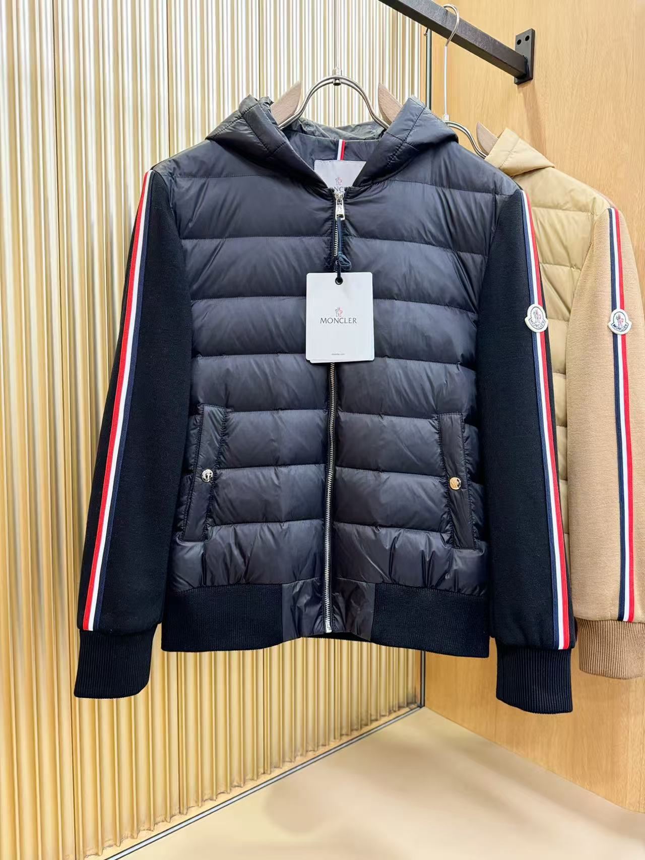 NO:595797,[Mouth Mouth] Simple autumn and winter. Down jacket 90 white duck down aristocratic high-level request order, high standard customization. The upper body is very stylish, classic and versatile. Customer-supplied hardware. Each one has a unique logo. It can be matched with any fashion in winter. A real top order. The pattern is also very good. Slim version. Highly recommended. 175. Wear L at 140 pounds. The maximum wear is about 190 pounds. It is recommended to report the height and weight.  .M-3XL.,,Moncler,down jacket,alexander wang19860909【 蒙口】秋冬简约.羽绒服 90白鸭绒贵族高级别要求订单 高标准定制　上身非常有型 经典百搭 客供五金 每颗都有独特logo 冬季任何时装都可以搭配　真正的顶级订单 版型上也是非常的好 修身版型 强烈推荐.175 140斤穿L 最大穿190斤左右 .建 议报身高体重配码 .M-3XL.,,Moncler,down jacket,alexander wang,Men's clothing