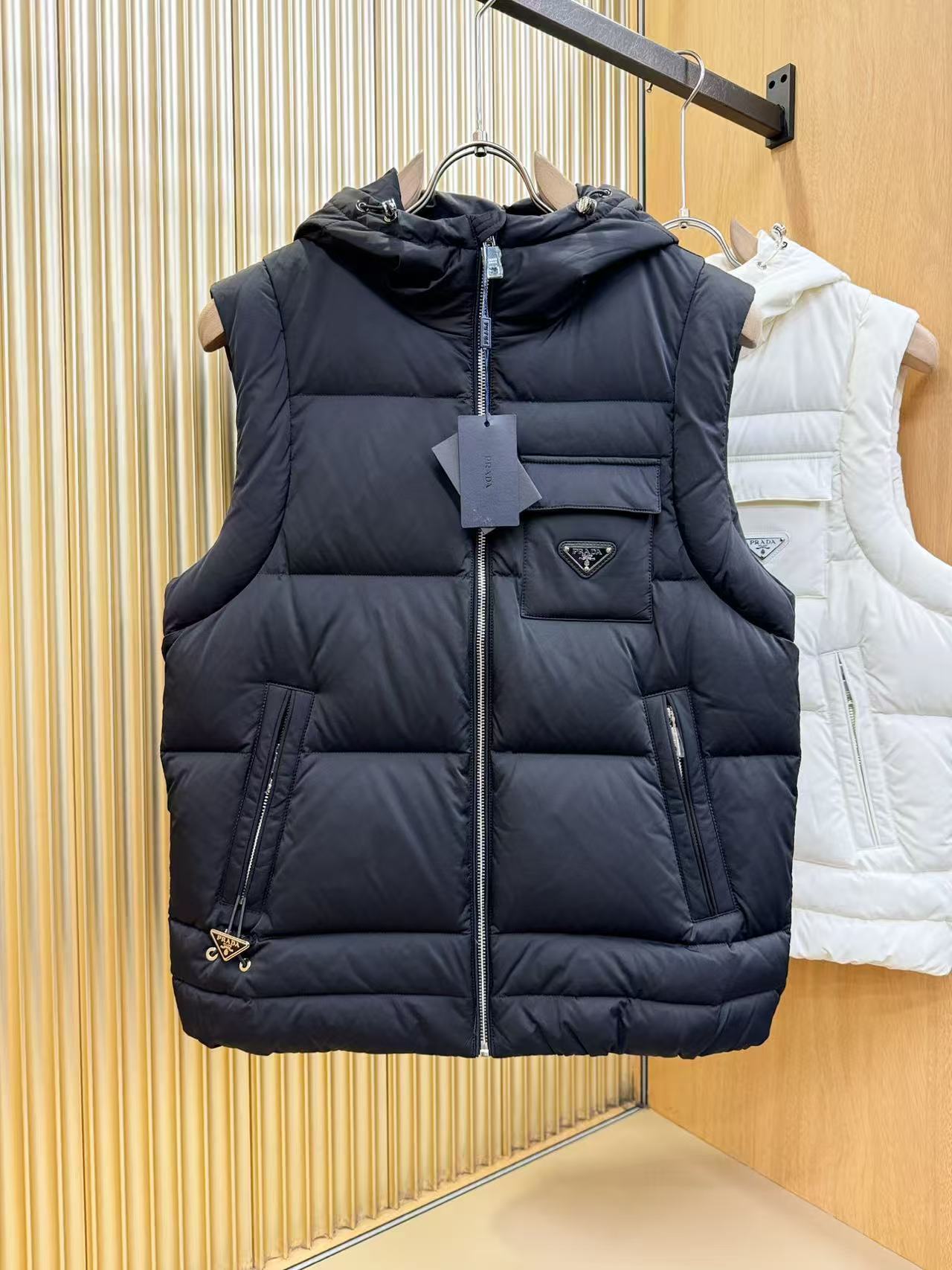 NO:595799,[Prada] Autumn and winter simple. Vest, down jacket, 90 white duck down aristocratic high-level request order, high standard customization. The upper body is very stylish, classic and versatile. Customer-supplied hardware. Each one has a unique logo. It can be matched with any fashion in winter. A real top order. The pattern is also very good. Slim version. Highly recommended. 175. Wear L at 140 pounds. The maximum wear is about 190 pounds. It is recommended to report your height and weight.  .M-3XL.,,prada,down jacket,alexander wang19860909【 普拉达】秋冬简约.马甲 羽绒服 90白鸭绒贵族高级别要求订单 高标准定制　上身非常有型 经典百搭 客供五金 每颗都有独特logo 冬季任何时装都可以搭配　真正的顶级订单 版型上也是非常的好 修身版型 强烈推荐.175 140斤穿L 最大穿190斤左右 .建 议报身高体重配码 .M-3XL.,,prada,down jacket,alexander wang,Men's clothing