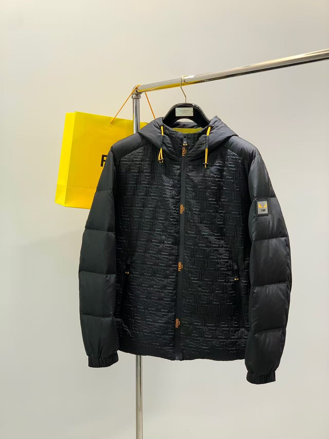 NO:595801,[Fendi] Autumn and winter simple. Down jacket 90 white duck down aristocratic high-level request order, high standard customization. The upper body is very stylish, classic and versatile. Customer-supplied hardware. Each one has a unique logo. It can be matched with any fashion in winter. A real top order. The pattern is also very good. Slim version. Highly recommended. 175. Wear L at 140 pounds. The maximum wear is about 190 pounds. It is recommended to report the height and weight.  .M-3XL.,,fendi,down jacket,alexander wang19860909【 芬迪】秋冬简约.羽绒服 90白鸭绒贵族高级别要求订单 高标准定制　上身非常有型 经典百搭 客供五金 每颗都有独特logo 冬季任何时装都可以搭配　真正的顶级订单 版型上也是非常的好 修身版型 强烈推荐.175 140斤穿L 最大穿190斤左右 .建 议报身高体重配码 .M-3XL.,,fendi,down jacket,alexander wang,Men's clothing