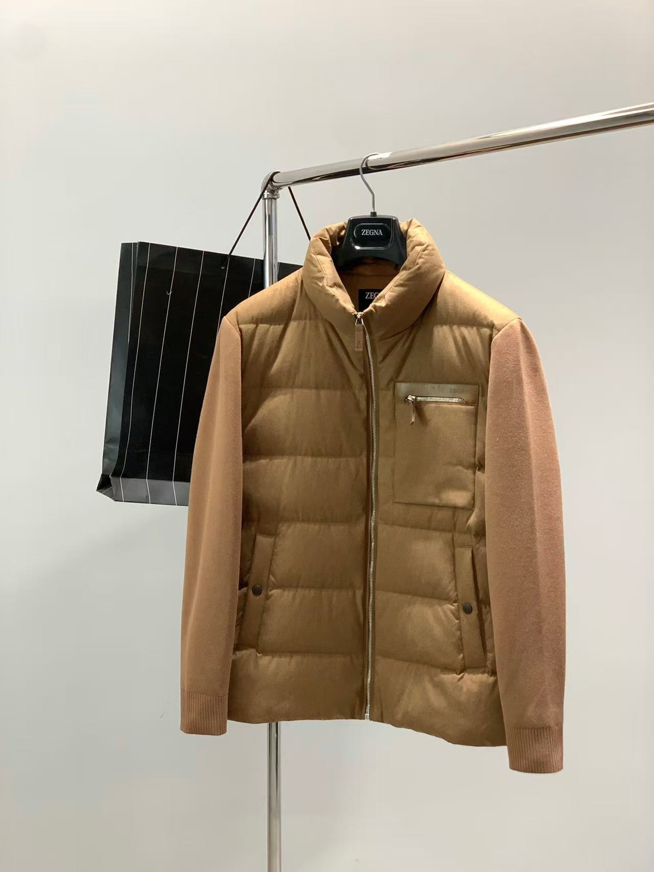 NO:595805,【Emenia Zegna】Autumn and winter simple. Down jacket 90 white duck down aristocratic high-level request order, high standard customization. The upper body is very stylish, classic and versatile. Customer-supplied hardware. Each one has a unique logo. It can be matched with any fashion in winter. A real top order. The version is also very good. Slim version is highly recommended. 175. Wear L at 140 catties. The maximum wear is about 190 catties. It is recommended to report the height and weight matching.  .M-3XL.,,zegna,down jacket,alexander wang19860909【 杰尼亚】秋冬简约.羽绒服 90白鸭绒贵族高级别要求订单 高标准定制　上身非常有型 经典百搭 客供五金 每颗都有独特logo 冬季任何时装都可以搭配　真正的顶级订单 版型上也是非常的好 修身版型 强烈推荐.175 140斤穿L 最大穿190斤左右 .建 议报身高体重配码 .M-3XL.,,zegna,down jacket,alexander wang,Men's clothing