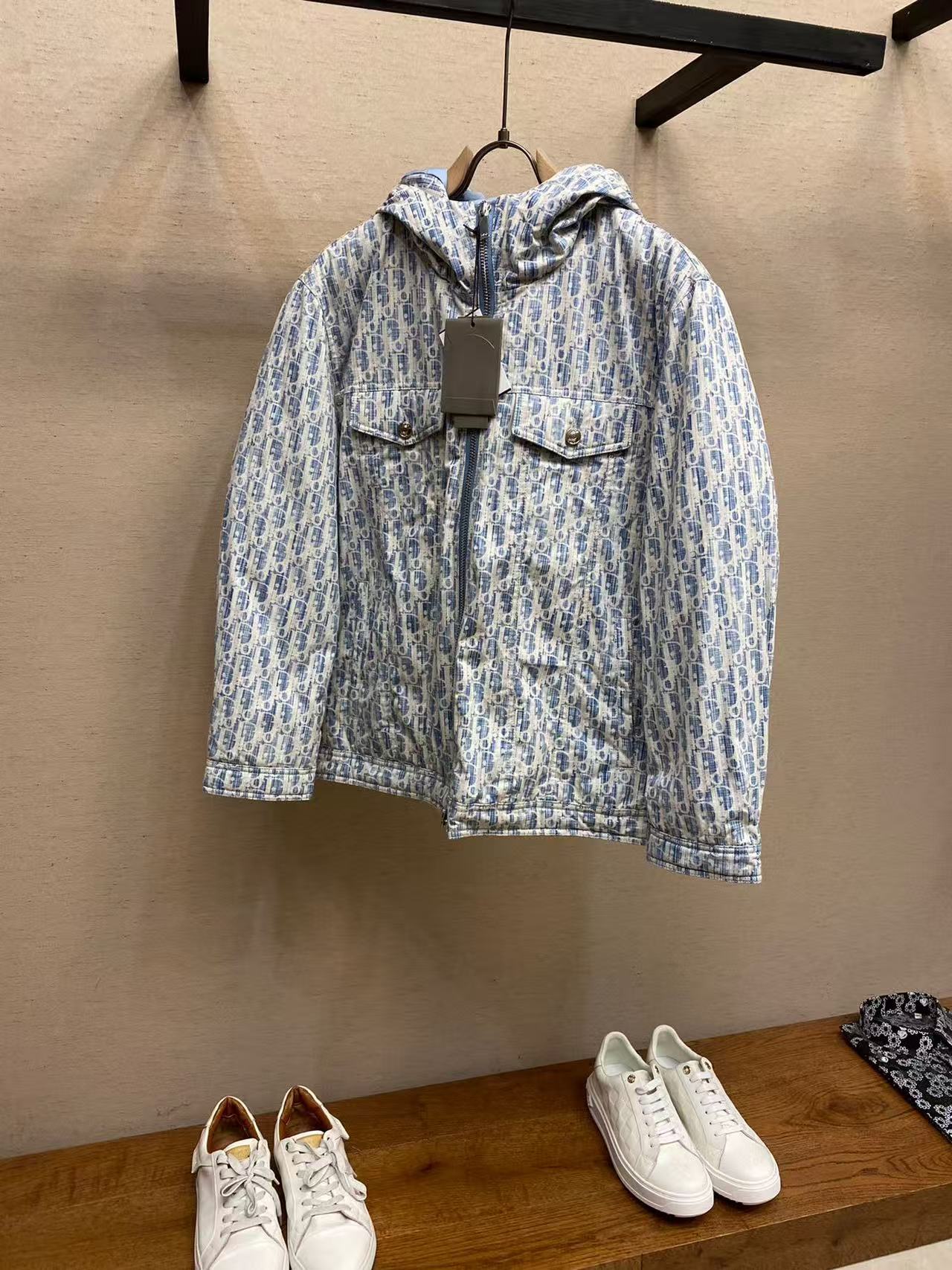 NO:595809,.Dior Dior 25 autumn and winter men's fashionable denim down jacket, light luxury fashion casual style, light, warm and soft!  The low-key series is fashionable and versatile, just stylish!  Hong Kong trade order model, a super fairy item!  As a brand that everyone must look up to, their control over the supply of goods is unsurprisingly strict. The very cool, light and elegant hooded down jacket has a more attractive logo badge; the small hood design, functional diagonal pockets on both sides, and the textured original lacquered four-button buckle easily demonstrate the brand recognition and super specifications and performance. The upper body is absolutely eye-catching!  !  !  The overall material is also super durable!  Made of fabrics imported from Italy, it has the high-end feel of a century-old brand. The inner velvet content is made of 90% white goose down, 10% feathers, the whole body is quilted with full down, full of fluffiness, and has excellent resilience. The outer layer is nylon fabric. If you have any questions, you can disassemble it for inspection. It has a high amount of velvet, perfect shape, fashionable and not bloated. It interprets the simple aesthetic style of the series. The upper body is light and warm, and has a perfect cold-proof effect!  !A high-street luxury item that has both good looks and performance online at the same time. It is a super heavyweight item that will definitely blow up the streets. Color Blue Size S M L XL, dior, dior, down jacket, hats, alexander wang19860909.Dior 迪奥 25秋冬男士时尚牛仔羽绒服 轻奢时尚休闲风格,轻盈保暖柔软！低调系列时尚百搭,就是有型！香港贸易订单款,超级种草的神仙单品！作为大家都要仰视的品牌,他们对货源的把控也毫无悬念的严格,非常酷炫轻盈飘逸的连帽羽绒服 更具魅力感Logo徽章；小连帽设计,两侧功能性斜插的口袋,很有质感的原漆原版四合扣,轻松的彰显品牌辨识度跟超强规格性能,上身绝对超级惹眼！！！整体的材质也是超级能打！采用意大利进口面料打造,具有百年品牌的高端触感 内里绒子含量90白鹅绒打造,10羽毛,满身横线绗缝充绒饱满,蓬松感十足回弹性特别好,外层锦纶面料.如有疑问,可拆开检验,充绒量极高,版型完美,时尚不臃肿,演绎系列的简约美学风格,上身效果轻盈保暖,御寒效果满分! !一款颜值跟性能同步在线的高街奢物,绝对炸街的超级重磅 颜色蓝色 码数S M L XL,,dior,dior,down jacket,hats,alexander wang,Men's clothing