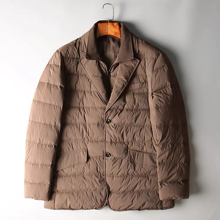 NO:595804,.LP 2025 autumn and winter replenishment new style, popular down suit; detachable door collar; two colors; new national standard 90 white duck down; light and warm; simple and luxurious style; can be worn for leisure and commuting; ready stock M-3XL.,,loro piana,down jacket,alexander wang19860909.LP 2025秋冬补单新款,爆款羽绒西服；可脱卸门领；二色齐发；新国标90白鸭绒；轻盈保暖；简约轻奢范；休闲通勤均可穿搭；现货供应M-3XL.,,loro piana,down jacket,alexander wang,Men's clothing