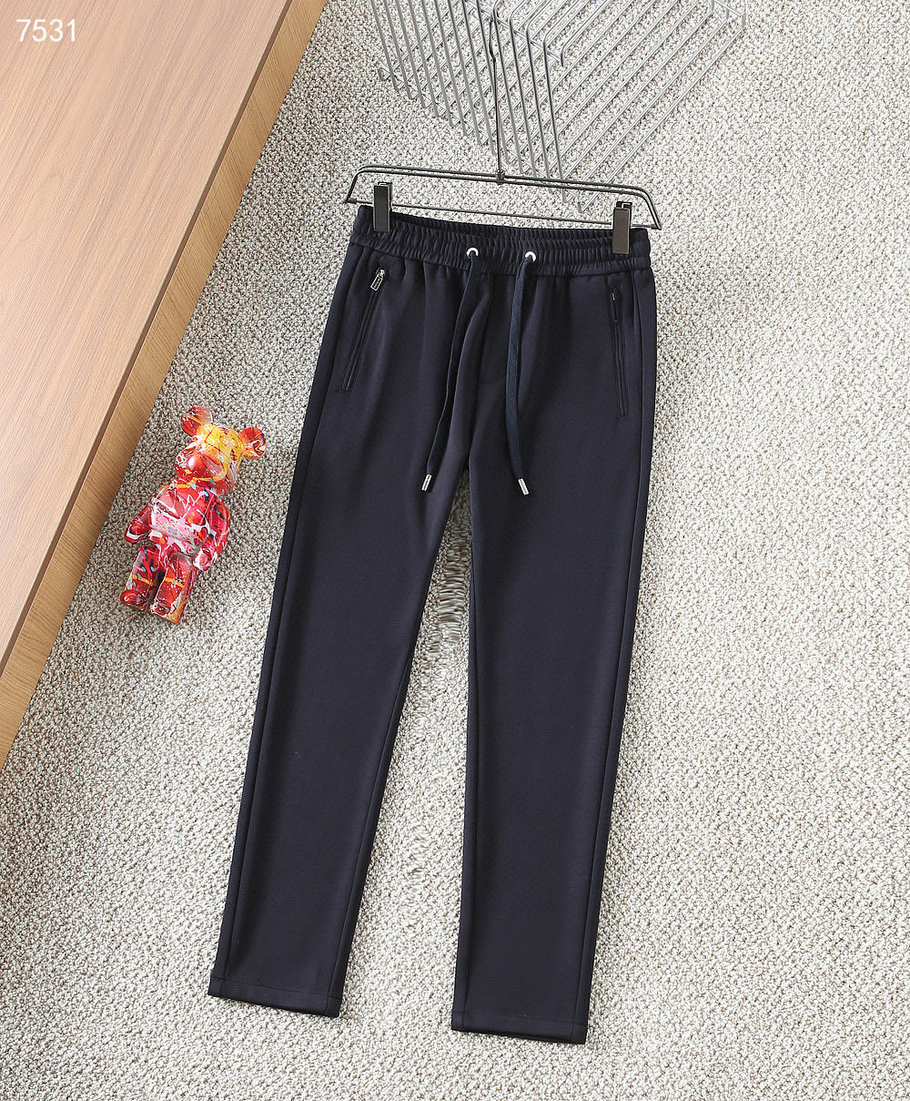 NO:595822,[Kiton] Simple and fashionable autumn and winter casual pants, very comfortable to wear, low-key yet luxurious, very classy to wear, the style and cut of the pants needless to say, the upper body is exquisite and vivid. Really first-class and top-quality materials, truly palace-level casual pants, using Turkish cotton to produce the most famous denim fabric. The quality is outstanding, and the pants are very soft after heavy washing!  The straight-leg version is not picky. The upper body is absolutely stylish. The waistband is inlaid with silver jewelry. It is extremely luxurious. M-4XL.,,alexander wang19860909【 Kiton】简约时尚 秋冬休闲裤身穿着非常舒适 低调不失奢华 穿出去非常有档次,裤型款式和裁剪亦无需多言 上身精致跃然.真正一等一顶级质料 真正殿堂级的休闲裤,选用土耳其的棉花 生产出最有名的单宁布 品质卓然,经过重水洗使得裤子很柔软！直脚的版型 不挑人 上身绝对的有型 裤腰镶嵌银饰达人设计 极度奢华.M-4XL.,,alexander wang,Men's clothing
