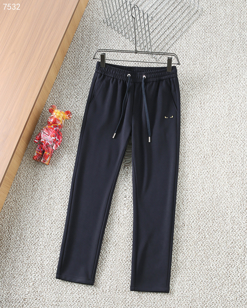 NO:595825,[Fendi] Simple and fashionable, the thickened casual pants in autumn and winter are very comfortable to wear. They are low-key yet luxurious. They are very classy when worn. The style and cut of the pants are needless to say. The upper body is exquisite and vivid. Really first-class and top-quality materials. Really palace-level casual pants, using Turkish cotton to produce the most famous denim fabric. The quality is outstanding. After heavy washing, the pants are very soft!  The straight-leg version is not picky. The upper body is absolutely stylish. The waistband is inlaid with silver jewelry. It is extremely luxurious. M-4XL.,,fendi,alexander wang19860909【 芬迪】简约时尚 秋冬加厚休闲裤身穿着非常舒适 低调不失奢华 穿出去非常有档次,裤型款式和裁剪亦无需多言 上身精致跃然.真正一等一顶级质料 真正殿堂级的休闲裤,选用土耳其的棉花 生产出最有名的单宁布 品质卓然,经过重水洗使得裤子很柔软！直脚的版型 不挑人 上身绝对的有型 裤腰镶嵌银饰达人设计 极度奢华.M-4XL.,,fendi,alexander wang,Men's clothing