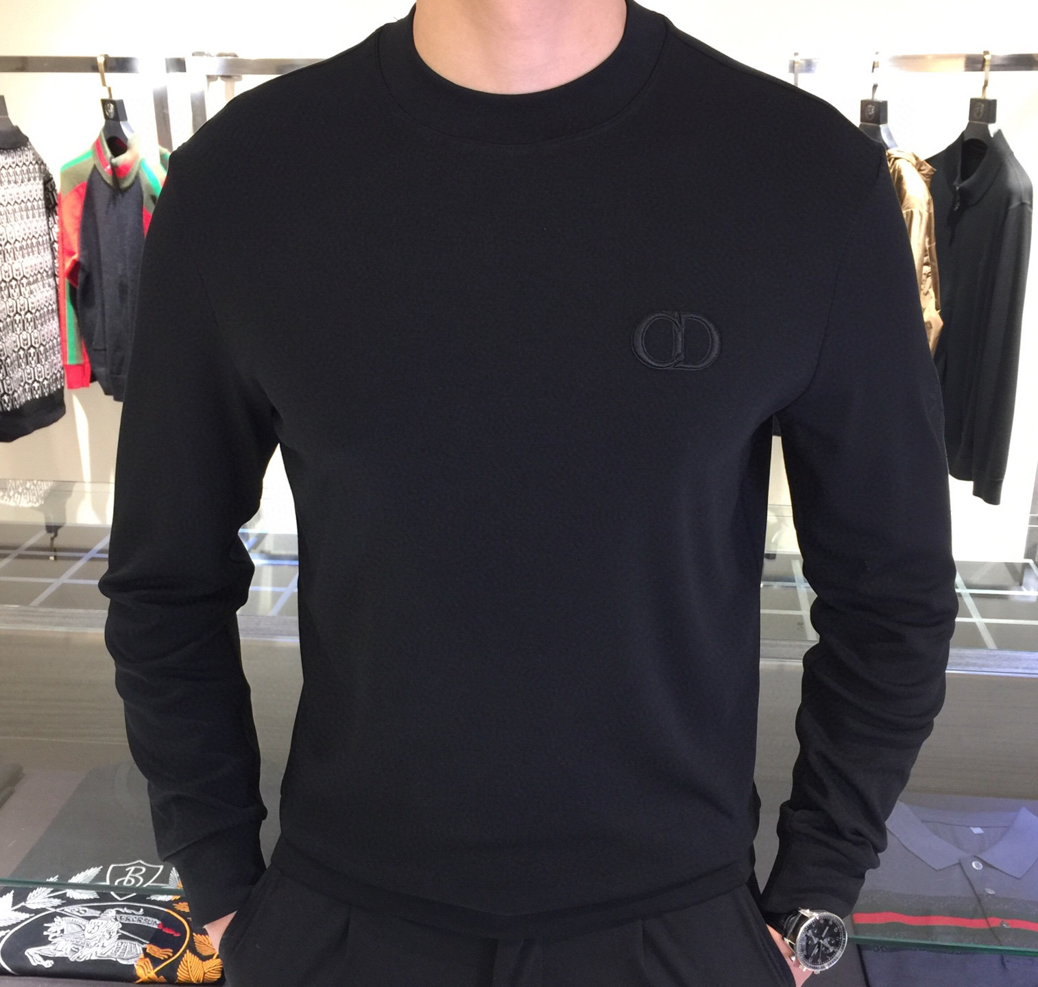 NO:596452,.Dior 2025 autumn and winter AW new products, fashionable and casual bottoming thickened long-sleeved sweatshirts are available at the counter simultaneously, imported thickened modal long-staple cotton brushed fabric, the craftsmanship is extremely complex, the vision is quite elegant and fashionable, noble and elegant, from the main fabric to the detailed craftsmanship, showing the ingenuity of fashion. Recommended, size M-3xL, dior, hoodie, sweatshirts, alexander wang19860909.迪奥 2025 秋冬AW新品,时尚休闲打底加厚长袖卫衣专柜同步有售,进口加厚莫戴尔长绒棉拉绒面料,工艺极度复杂,视觉相当雅致时髦,高贵而优雅,从主体面料到细节工艺,彰显时装的匠心所在.推荐,尺码M-3xL,,dior,hoodie,sweatshirts,alexander wang,Men's clothing