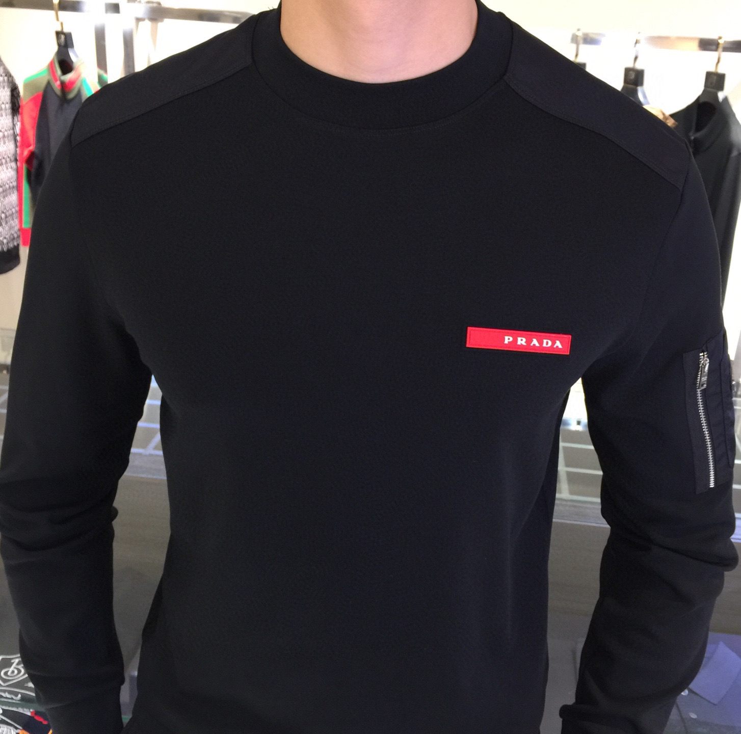 NO:596454,.Prada 2025 autumn and winter AW new products, fashionable and casual bottoming thickened long-sleeved sweatshirts are available at the counter simultaneously. Imported thickened modal long-staple cotton brushed fabric, the craftsmanship is extremely complex, the vision is quite elegant and fashionable, noble and elegant, from the main fabric to the detailed craftsmanship, it shows the ingenuity of fashion. Recommended, size M-3xL, prada, hoodie, sweatshirts, alexander wang19860909.普拉达 2025 秋冬AW新品,时尚休闲打底加厚长袖卫衣专柜同步有售,进口加厚莫戴尔长绒棉拉绒面料,工艺极度复杂,视觉相当雅致时髦,高贵而优雅,从主体面料到细节工艺,彰显时装的匠心所在.推荐,尺码M-3xL,,prada,hoodie,sweatshirts,alexander wang,Men's clothing