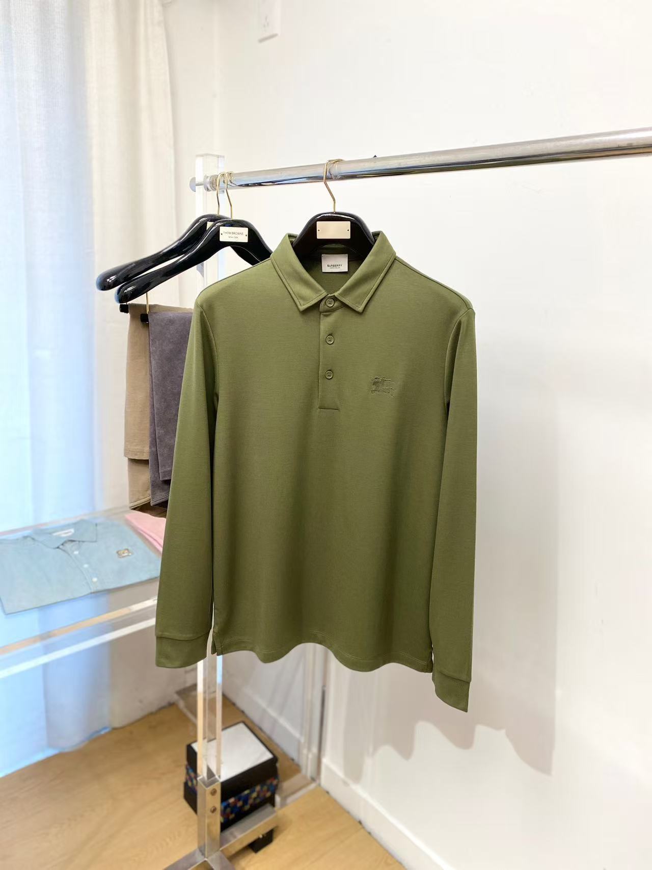 NO:596458,.【Burberry】Fashionable and simple autumn and winter bottoming shirt. It is famous for its simple and delicate design and high-quality details. It is perfectly cut and marked with the latest British hanging point thread technology on the back. It is even more perfect. The materials are meticulous and suitable for any occasion. It feels excellent, comfortable and breathable! It is the choice of men who pay attention to practicality and quality. The quality of the original order is synchronized with the official website [strong]. New models are on the market. Sold instantly. There is a large stock [handshake] 174 140 pounds. Wear L The maximum size is 200 pounds. M-4XL.,,burberry,alexander wang19860909.【 巴宝莉】 时尚简约 秋冬打底衫 简洁细腻的设计和高质细节而闻名,裁剪完美,后标最新英国吊点线技术,更加完美,用料一丝不苟,适合任何场合, 手感极佳 舒服又透气! 是注重实用和品质的男士的选择.原單品質 官網同步[强].新款上市 即转即卖 有大货[握手] 174 140斤 穿L 最大穿200斤.M-4XL.,,burberry,alexander wang,Men's clothing