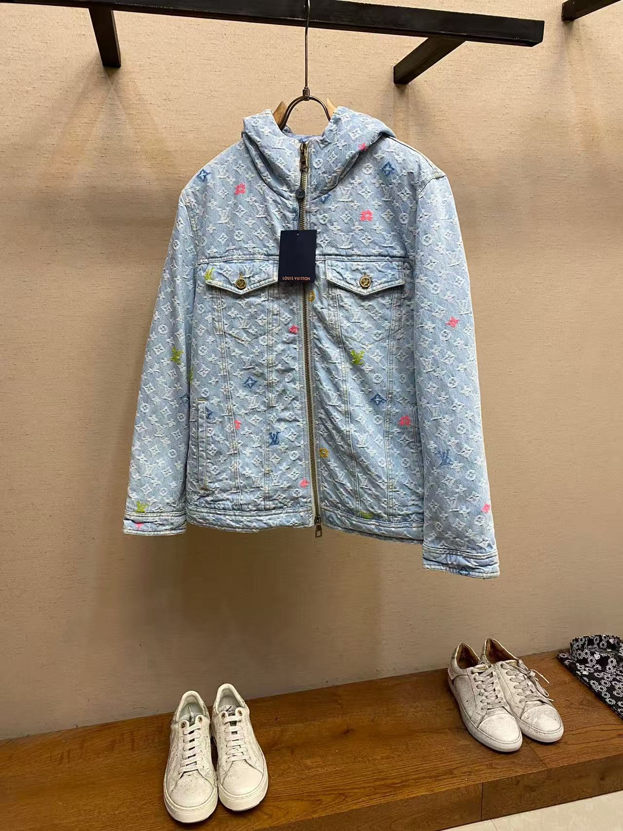 NO:596457,.Louis Vuitton LVJia 25 autumn and winter men's fashionable denim down jacket, light luxury fashion casual style, light, warm and soft!  The low-key series is fashionable and versatile, just stylish!  Hong Kong trade order model, a super fairy item!  As a brand that everyone must look up to, their control over the supply of goods is unsurprisingly strict. The very cool, light and elegant hooded down jacket has a more attractive logo badge; the small hood design, functional diagonal pockets on both sides, and the textured original lacquered four-button buckle easily demonstrate the brand recognition and super specifications and performance. The upper body is absolutely eye-catching!  !  !  The overall material is also super durable!  Made of fabrics imported from Italy, it has the high-end feel of a century-old brand. The inner velvet content is made of 90% white goose down, 10% feathers, the whole body is quilted with full down, full of fluffiness, and has excellent resilience. The outer layer is nylon fabric. If you have any questions, you can disassemble it for inspection. It has a high amount of velvet, perfect shape, fashionable and not bloated. It interprets the simple aesthetic style of the series. The upper body is light and warm, and has a perfect cold-proof effect!  !A high-street luxury item that has both good looks and performance online at the same time. It is a super heavyweight item that will definitely hit the street. Color Blue Size S M L XL,,louis vuitton,louis vuitton,louis vuitton,down jacket,hats,alexander wang19860909.Louis Vuitton 驴家 25秋冬男士时尚牛仔羽绒服 轻奢时尚休闲风格,轻盈保暖柔软！低调系列时尚百搭,就是有型！香港贸易订单款,超级种草的神仙单品！作为大家都要仰视的品牌,他们对货源的把控也毫无悬念的严格,非常酷炫轻盈飘逸的连帽羽绒服 更具魅力感Logo徽章；小连帽设计,两侧功能性斜插的口袋,很有质感的原漆原版四合扣,轻松的彰显品牌辨识度跟超强规格性能,上身绝对超级惹眼！！！整体的材质也是超级能打！采用意大利进口面料打造,具有百年品牌的高端触感 内里绒子含量90白鹅绒打造,10羽毛,满身横线绗缝充绒饱满,蓬松感十足回弹性特别好,外层锦纶面料.如有疑问,可拆开检验,充绒量极高,版型完美,时尚不臃肿,演绎系列的简约美学风格,上身效果轻盈保暖,御寒效果满分! !一款颜值跟性能同步在线的高街奢物,绝对炸街的超级重磅 颜色蓝色 码数S M L XL,,louis vuitton,louis vuitton,louis vuitton,down jacket,hats,alexander wang,Men's clothing