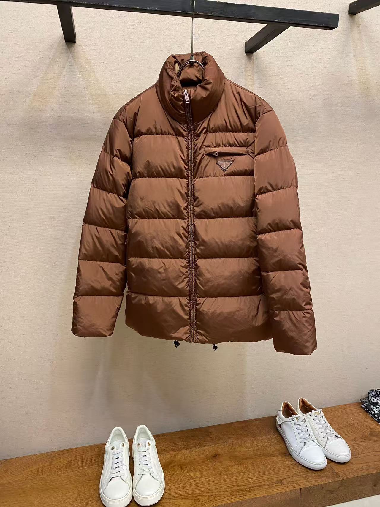 NO:596462,[Prada] Autumn and winter simple. Down jacket 90 white duck down aristocratic high-level request order, high standard customization. The upper body is very stylish, classic and versatile. Customer-supplied hardware. Each one has a unique logo. It can be matched with any fashion in winter. A real top order. The version is also very good. The slim version is highly recommended. 175. Wear L at 140 pounds. The maximum wear is about 190 pounds. It is recommended to report the height and weight.  .M-3XL.,,prada,down jacket,alexander wang19860909【 普拉达】秋冬简约.羽绒服 90白鸭绒贵族高级别要求订单 高标准定制　上身非常有型 经典百搭 客供五金 每颗都有独特logo 冬季任何时装都可以搭配　真正的顶级订单 版型上也是非常的好 修身版型 强烈推荐.175 140斤穿L 最大穿190斤左右 .建 议报身高体重配码 .M-3XL.,,prada,down jacket,alexander wang,Men's clothing