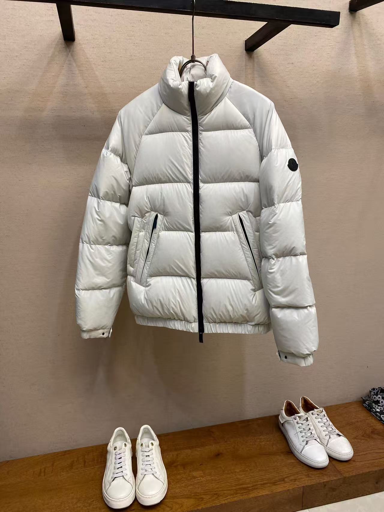 NO:596465,[Mouth Mouth] Simple autumn and winter. Down jacket 90 white duck down aristocratic high-level request order, high standard customization. The upper body is very stylish, classic and versatile. Customer-supplied hardware. Each one has a unique logo. It can be matched with any fashion in winter. A real top order. The pattern is also very good. Slim version. Highly recommended. 175. Wear L at 140 pounds. The maximum wear is about 190 pounds. It is recommended to report the height and weight.  .M-3XL.,,Moncler,down jacket,alexander wang19860909【 蒙口】秋冬简约.羽绒服 90白鸭绒贵族高级别要求订单 高标准定制　上身非常有型 经典百搭 客供五金 每颗都有独特logo 冬季任何时装都可以搭配　真正的顶级订单 版型上也是非常的好 修身版型 强烈推荐.175 140斤穿L 最大穿190斤左右 .建 议报身高体重配码 .M-3XL.,,Moncler,down jacket,alexander wang,Men's clothing