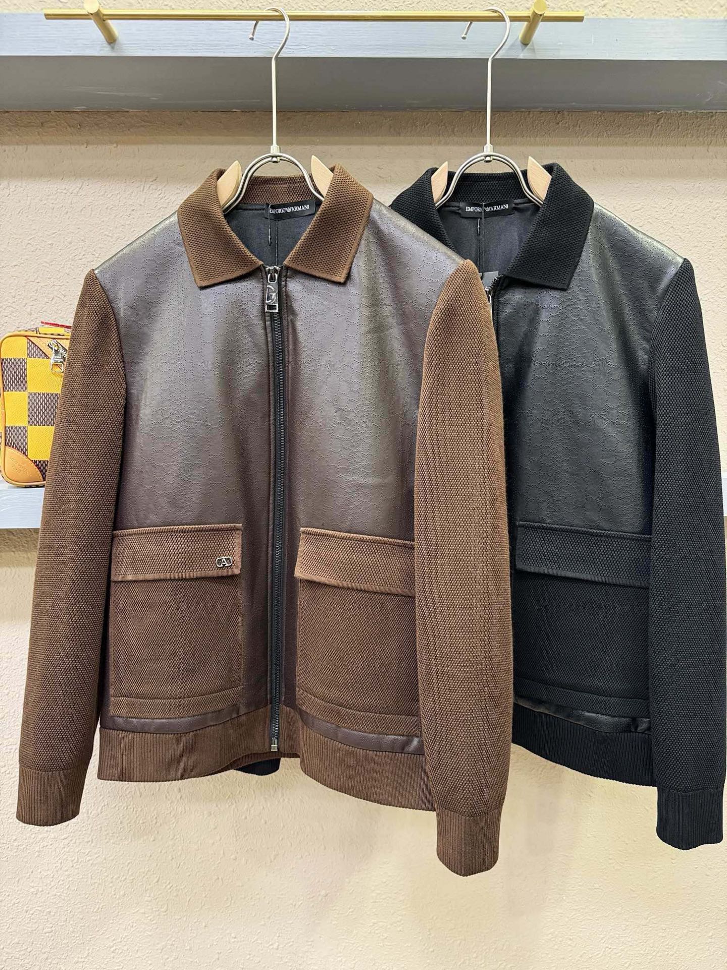 NO:596468,[Armani] Autumn and winter simple coats, windbreakers, jackets, noble high-level orders, high standard customization, very stylish upper body, classic and versatile, customer-supplied hardware, each one has a unique logo, can be matched with any fashion in winter, a real top order, the version is also very good, slim version, highly recommended. 175 140 pounds to wear L, the maximum wear is about 190 pounds. It is recommended to report the height and weight matching. M-3XL.,, armani, jackets  & coats,jackets & coats,alexander wang19860909【 阿玛尼】秋冬简约 外套 风衣 夹克贵族高级别要求订单 高标准定制　上身非常有型 经典百搭 客供五金 每颗都有独特logo 冬季任何时装都可以搭配　真正的顶级订单 版型上也是非常的好 修身版型 强烈推荐.175 140斤穿L 最大穿190斤左右 .建 议报身高体重配码 .M-3XL.,,armani,jackets & coats,jackets & coats,alexander wang,Men's clothing