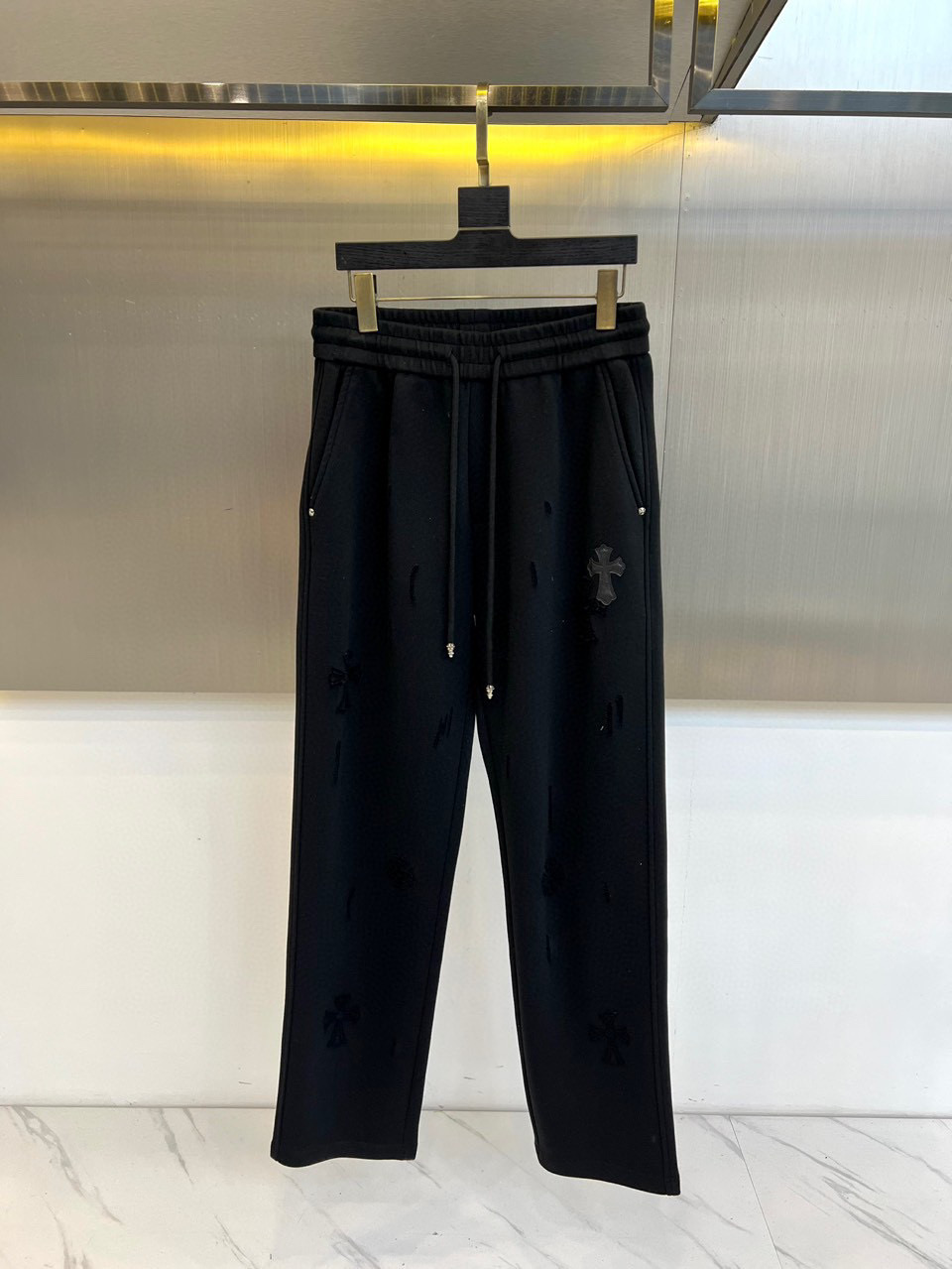 NO:599705,Ch's new autumn and winter gray casual sweatpants are made of light gray soft fabric to create a loose and comfortable daily item. The pants are decorated with the brand's iconic cross pattern, combined with the distressed hole details on the knees, highlighting the street retro style. The side pockets are decorated with metal rivets, which are both practical and tough. The waist is designed with a drawstring, which can be freely adjusted for elasticity, and is paired with a drapey loose cut to create a casual and lazy look.  The overall style combines street fashion with a retro and uninhibited atmosphere. It is suitable for matching with casual tops or motorcycle style jackets to easily create a personalized autumn and winter look. M-4XL (model 173, 143 pounds, upper body size 50), chrome hearts, jackets & coats, alexander wang19860909Ch克罗心、秋冬新品灰色休闲卫裤,以浅灰色柔软面料打造宽松舒适的日常单品.裤身饰有品牌标志性十字架图案,结合膝部做旧破洞细节,凸显街头复古风格.侧边口袋点缀金属铆钉装饰,兼具实用性与硬朗质感.腰部采用抽绳设计,可自由调节松紧,搭配垂坠宽松的剪裁,营造随性慵懒的穿搭效果. 整体风格融合街头潮流与复古不羁气息,适合搭配休闲上衣或机车风外套,轻松塑造个性十足的秋冬造型.M-4XL（模特173,143斤上身50码）,,chrome hearts,jackets & coats,alexander wang,Men's clothing